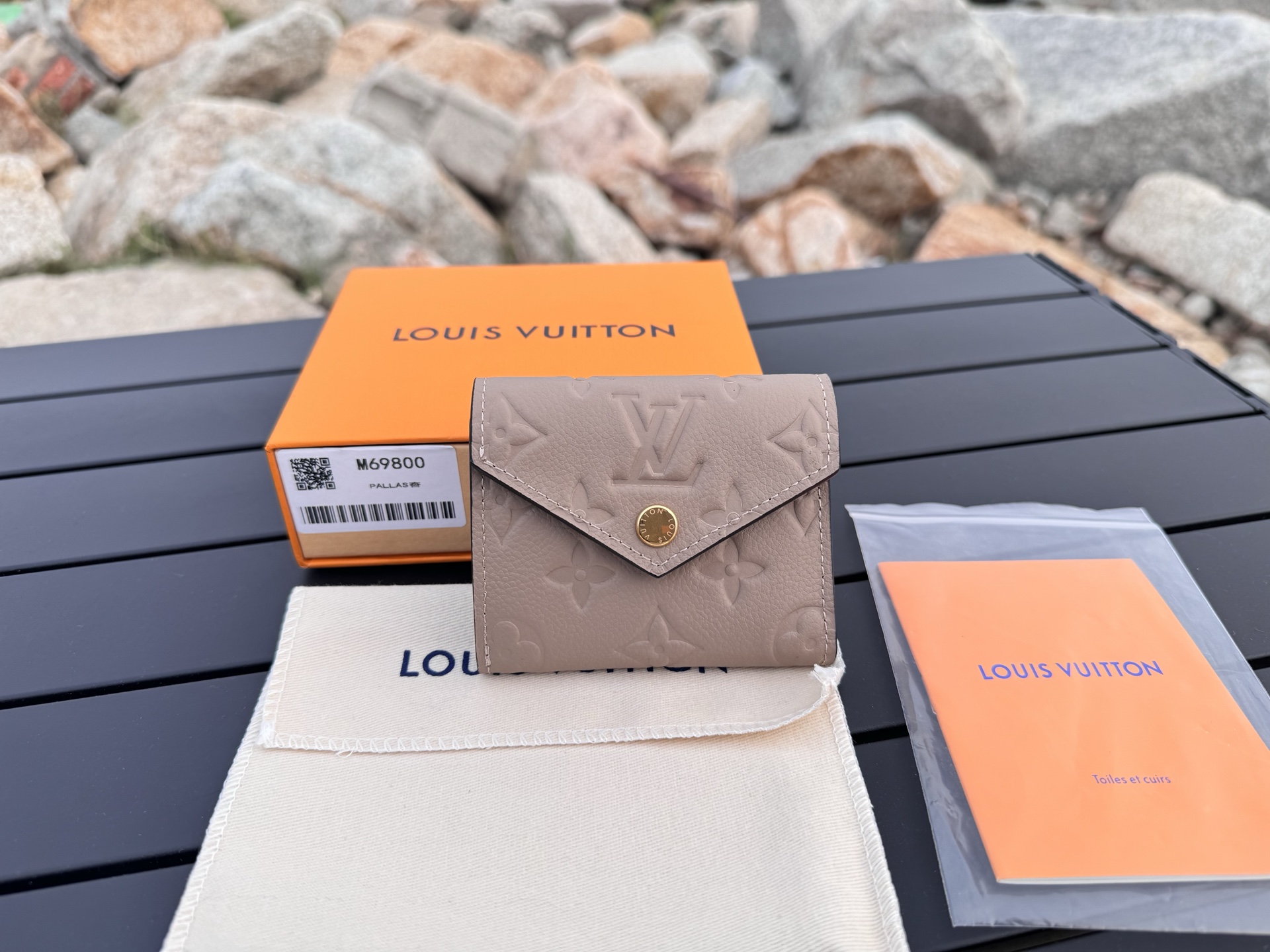 NO:673119,[Top original order] M69800 Zoe short wallet made of soft Monogram Empreinte grain leather, decorated with classic Louis Vuitton Monogram embossing. It can be easily put into a small bag or clutch, but it is enough to store coins, banknotes and credit cards. It is a compact and mini portable accessory. Size: 9.5x7.5x3., LV wallet, louis vuitton, louis vuitton, wallets, handbag19860909【顶级原单】M69800杏由柔软的 Monogram Empreinte 粒面皮革裁制而成的 Zoe 短款钱夹,饰有经典的路易威登 Monogram 压纹.可轻松收入小号包袋或手拿包,但足以存放硬币、纸钞与信用卡,乃精巧迷你的随身配饰.尺寸:9.5x7.5x3.,LV钱包,louis vuitton,louis vuitton,wallets,handbag,欧美剧