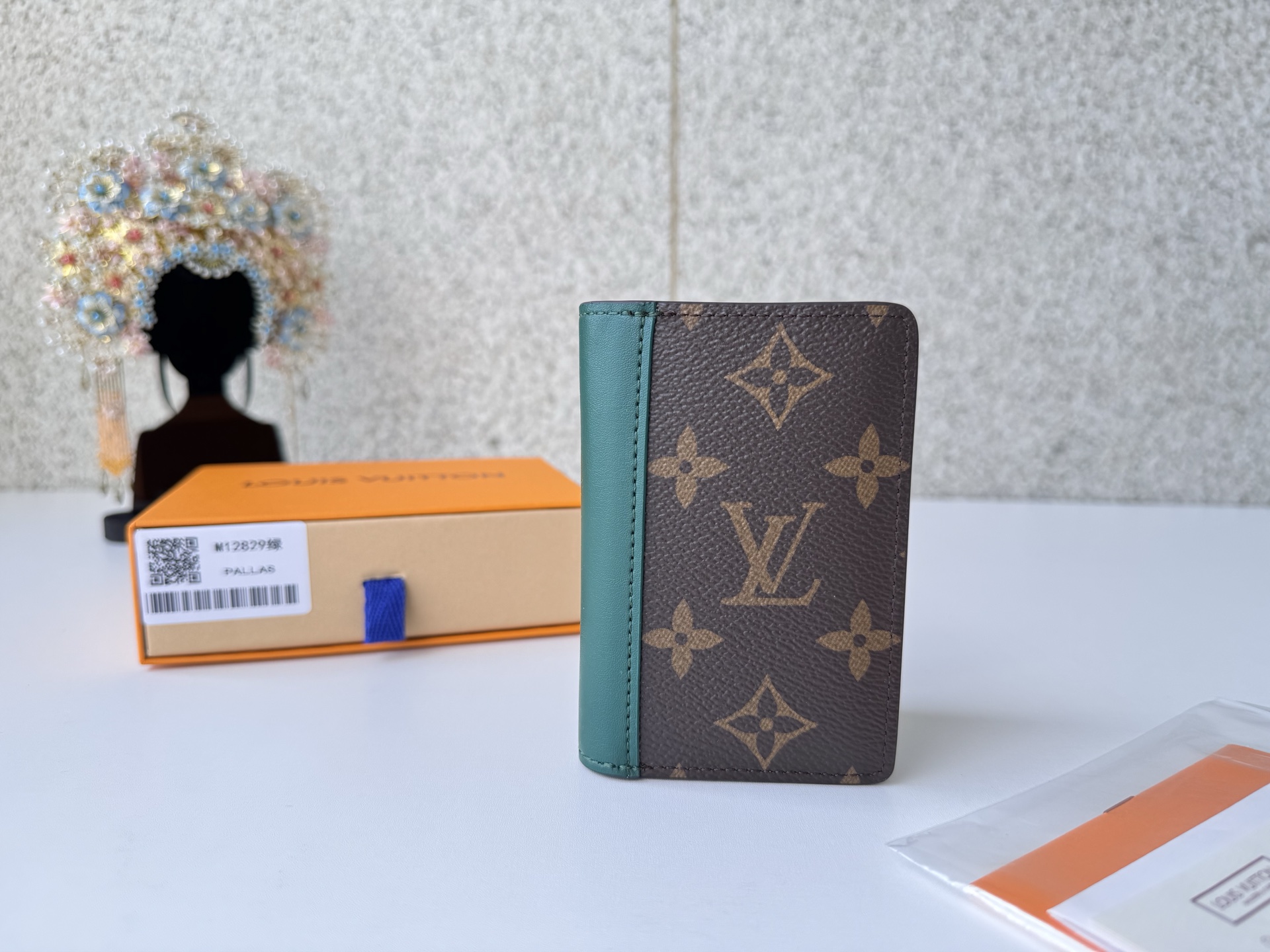 NO:673116,[Top original order] 12829 green wallet has a compact size and can be easily put into any pocket. The charming 'Organizer de Poche'. It is sewn from Monogram MacArthur canvas and has dyed cowhide leather on the back. It is a unique design of the 'Louis Vuitton Color Mania' series. Size: 7.5 x 11.1 x 1 cm., LV wallet, louis vuitton, louis vuitton, cartier, wallets, cowhide19860909【顶级原单】12829绿色钱夹紧凑的尺寸,可以轻松放入任何口袋,魅力十足的“Organizer de Poche”.由Monogram MacArthur帆布缝制而成,背面配有染色的牛皮皮革,是“Louis Vuitton Color Mania”系列独一无二的设计.尺寸:7.5 x 11.1 x 1厘米.,LV钱包,louis vuitton,louis vuitton,cartier,wallets,cowhide,欧美剧