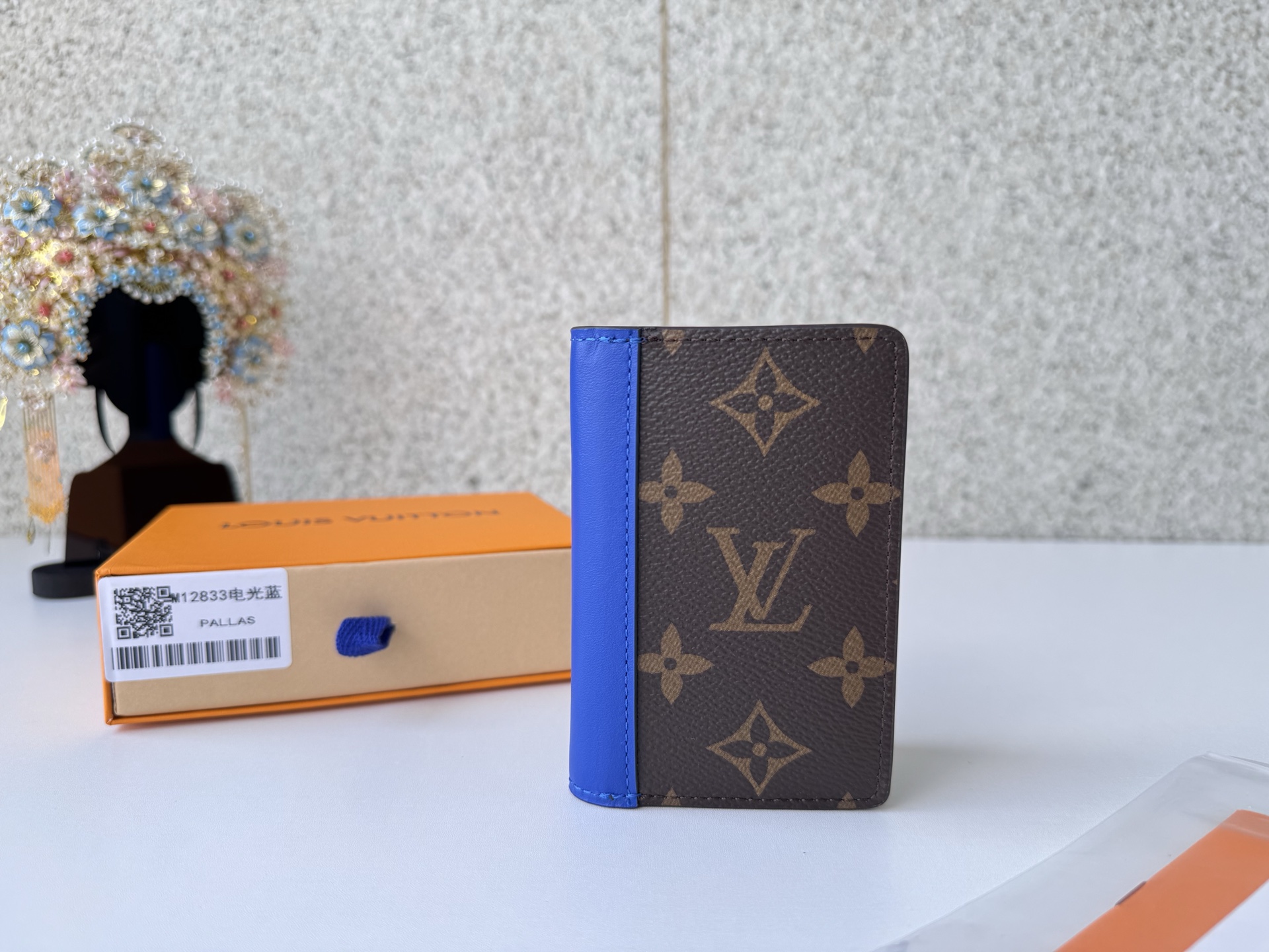 NO:673114,[Top original order] 12833 blue wallet has a compact size and can be easily put into any pocket. The charming 'Organizer de Poche'. It is sewn from Monogram MacArthur canvas and has dyed cowhide leather on the back. It is a unique design of the 'Louis Vuitton Color Mania' series. Size: 7.5 x 11.1 x 1 cm., LV wallet, louis vuitton, louis vuitton, cartier, wallets, cowhide19860909【顶级原单】12833蓝钱夹紧凑的尺寸,可以轻松放入任何口袋,魅力十足的“Organizer de Poche”.由Monogram MacArthur帆布缝制而成,背面配有染色的牛皮皮革,是“Louis Vuitton Color Mania”系列独一无二的设计.尺寸:7.5 x 11.1 x 1厘米.,LV钱包,louis vuitton,louis vuitton,cartier,wallets,cowhide,欧美剧