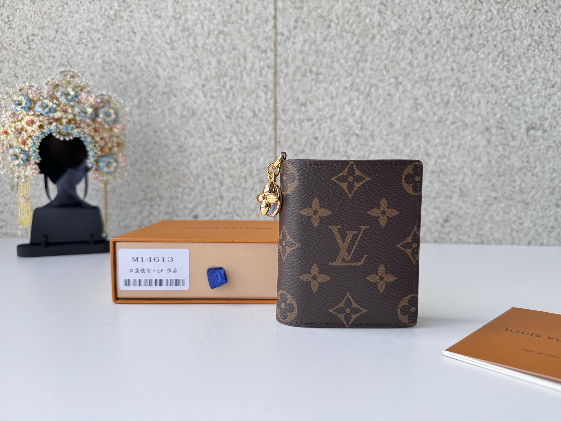 NO:673288,[Top Original Order] M14613 Blue A compact accessory 'Pocket Wallet LV Charm' that harmonizes classic style with a modern vibe. Made from the iconic monobloc canvas, the interior is lined with bright leather for contrast. Functional yet fun-filled design, all featuring Mason's signature single-frame flower, painted with enamel and metallic charm. Dimensions: 9 x 10 x 2.5 cm., LV wallet, louis vuitton, wallets19860909【顶级原单】M14613蓝经典风格与现代氛围和谐的紧凑型配件“口袋钱包LV魅力”.采用标志性的单体画布,内饰采用鲜艳的皮革衬里,形成对比.功能性又充满乐趣的设计,均以梅森标志性的单格花为特征,涂上搪瓷和金属制的魅力为特色.尺寸:9 x 10 x 2.5厘米.,LV钱包,louis vuitton,wallets,欧美剧