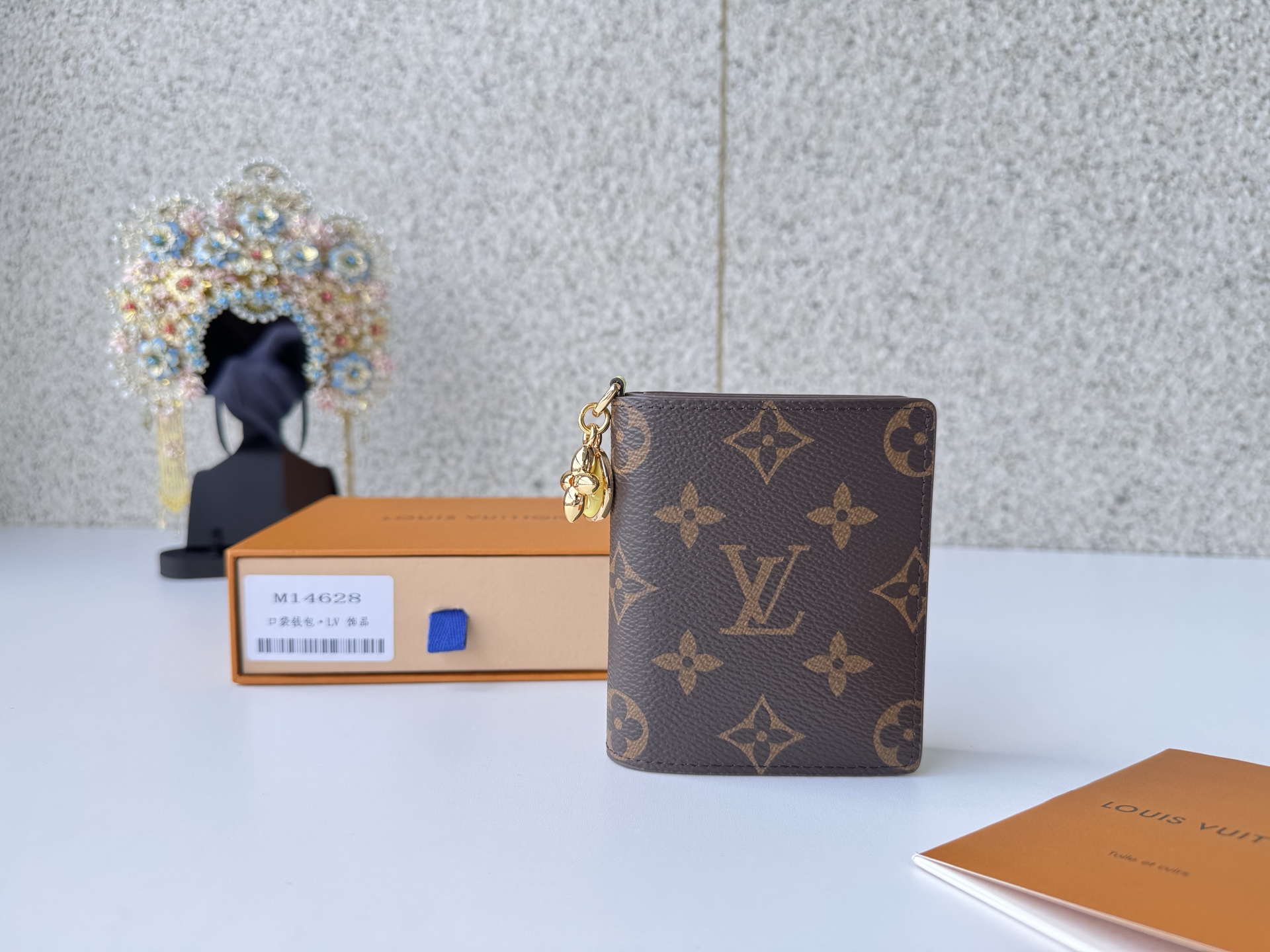 NO:673290,[Top original order] M14628 Compact accessory 'Pocket Wallet LV Charm' in green classic style that harmonizes with modern vibes. Made from the iconic monolithic canvas, the interior is lined with bright leather for contrast. Functional yet fun-filled design, all featuring Mason's signature single-frame flower, painted with enamel and metallic charm. Dimensions: 9 x 10 x 2.5 cm., LV wallet, louis vuitton, wallets19860909【顶级原单】M14628绿色经典风格与现代氛围和谐的紧凑型配件“口袋钱包LV魅力”.采用标志性的单体画布,内饰采用鲜艳的皮革衬里,形成对比.功能性又充满乐趣的设计,均以梅森标志性的单格花为特征,涂上搪瓷和金属制的魅力为特色.尺寸:9 x 10 x 2.5厘米.,LV钱包,louis vuitton,wallets,欧美剧