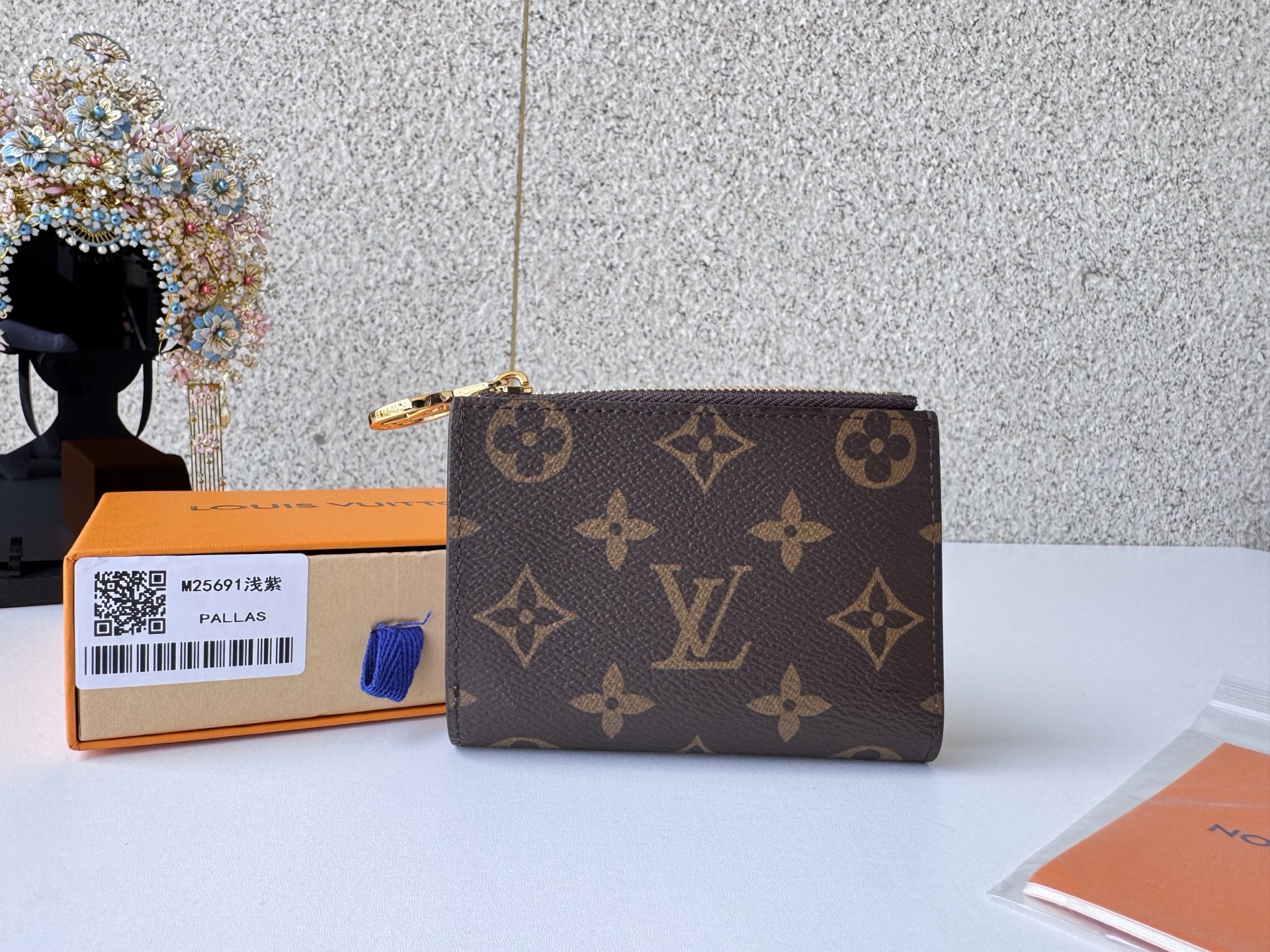 NO:673289,[Top Original Order] M25691 Light Purple Portefeuille Lisa is made of Monogram canvas and lined with colorful leather. This compact wallet is equipped with Circle handles and gusseted coin pockets, which can be easily put into a small bag or clutch. The interior has a banknote compartment, two flat pockets and four card slots. Dimensions 9 x 11.5 x 1.5 cm., LV wallet, louis vuitton, wallets, handbag19860909【顶级原单】M25691浅紫Portefeuille Lisa 采用 Monogram 帆布制成,内衬彩色皮革.这款紧凑型钱包配有 Circle 拉手和角撑零钱袋,可轻松放入小包或手拿包中.内部设有一个钞票隔层、两个平口袋和四个卡位.尺寸9 x 11.5 x 1.5厘米.,LV钱包,louis vuitton,wallets,handbag,欧美剧