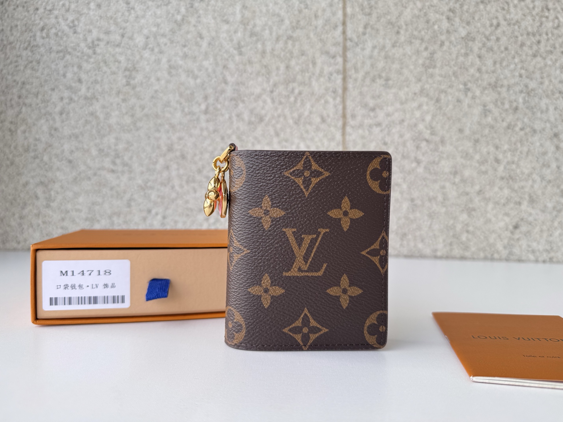 NO:673271,[Top original order] M14718 Compact accessory 'Pocket Wallet LV Charm' in pink classic style that harmonizes with modern vibes. Made from the iconic monolithic canvas, the interior is lined with bright leather for contrast. Functional yet fun-filled design, all featuring Mason's signature single-frame flower, painted with enamel and metallic charm. Dimensions: 9 x 10 x 2.5 cm., LV wallet, louis vuitton, wallets19860909【顶级原单】M14718粉色经典风格与现代氛围和谐的紧凑型配件“口袋钱包LV魅力”.采用标志性的单体画布,内饰采用鲜艳的皮革衬里,形成对比.功能性又充满乐趣的设计,均以梅森标志性的单格花为特征,涂上搪瓷和金属制的魅力为特色.尺寸:9 x 10 x 2.5厘米.,LV钱包,louis vuitton,wallets,欧美剧