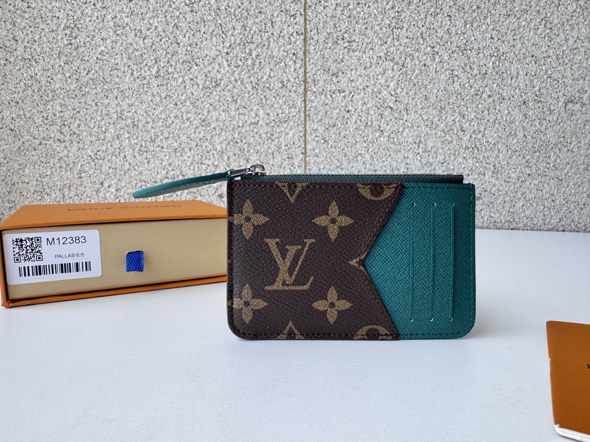 NO:673269,[Top Original Order] 12383 Green is a new work in the 'Color Mania' series, which is vividly updated in line with this season's 'Porto Cult Romy'. Inspired by Louis Vuitton's archives, he sewed it with a signature monolithic canvas and inserted three card slots on the contrasting leather lining. Dimensions: 12 x 8 x 0.8 cm.., LV wallet, louis vuitton, louis vuitton, wallets19860909【顶级原单】12383绿作为“Color Mania”系列的新作品,与本季相符的“Porto Cult Romy”进行了生动更新.灵感来自Louis Vuitton的档案,他用签名单体画布缝制,并在对比色皮革衬里上插了三个卡槽.尺寸:12 x 8 x 0.8厘米..,LV钱包,louis vuitton,louis vuitton,wallets,欧美剧