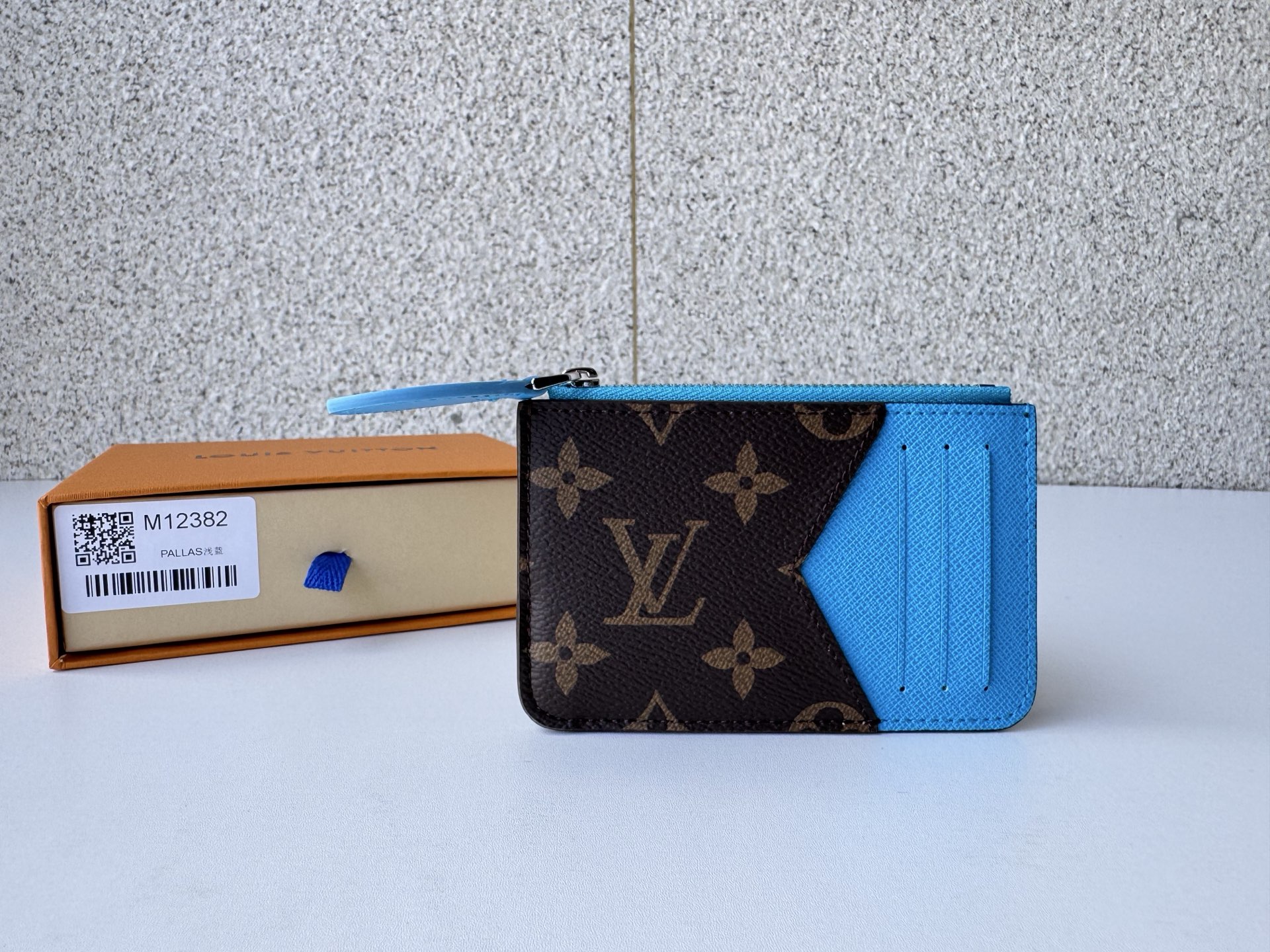NO:673264,[Top Original Order] 12382 Blue, as a new work in the 'Color Mania' series, has been vividly updated with the 'Porto Cult Romy' consistent with this season. Inspired by Louis Vuitton's archives, he sewed it with a signature monolithic canvas and inserted three card slots on the contrasting leather lining. Dimensions: 12 x 8 x 0.8 cm., LV wallet, louis vuitton, louis vuitton, wallets19860909【顶级原单】12382蓝作为“Color Mania”系列的新作品,与本季相符的“Porto Cult Romy”进行了生动更新.灵感来自Louis Vuitton的档案,他用签名单体画布缝制,并在对比色皮革衬里上插了三个卡槽.尺寸:12 x 8 x 0.8厘米.,LV钱包,louis vuitton,louis vuitton,wallets,欧美剧