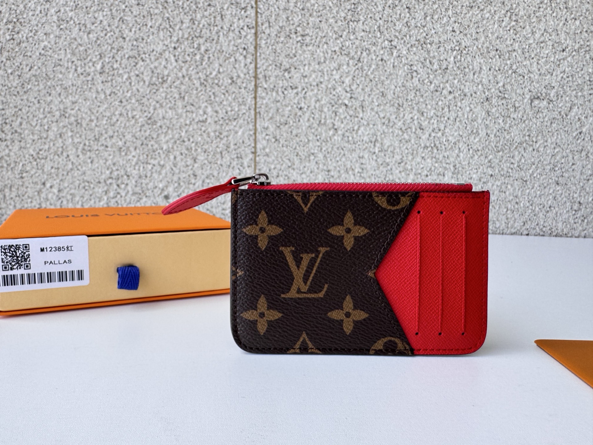 NO:673261,[Top original order] 12385 Red, as a new work in the 'Color Mania' series, has been vividly updated with the 'Porto Cult Romy' consistent with this season. Inspired by Louis Vuitton's archives, he sewed it with a signature monolithic canvas and inserted three card slots on the contrasting leather lining. Dimensions: 12 x 8 x 0.8 cm., LV wallet, louis vuitton, louis vuitton, wallets19860909【顶级原单】12385红作为“Color Mania”系列的新作品,与本季相符的“Porto Cult Romy”进行了生动更新.灵感来自Louis Vuitton的档案,他用签名单体画布缝制,并在对比色皮革衬里上插了三个卡槽.尺寸:12 x 8 x 0.8厘米.,LV钱包,louis vuitton,louis vuitton,wallets,欧美剧