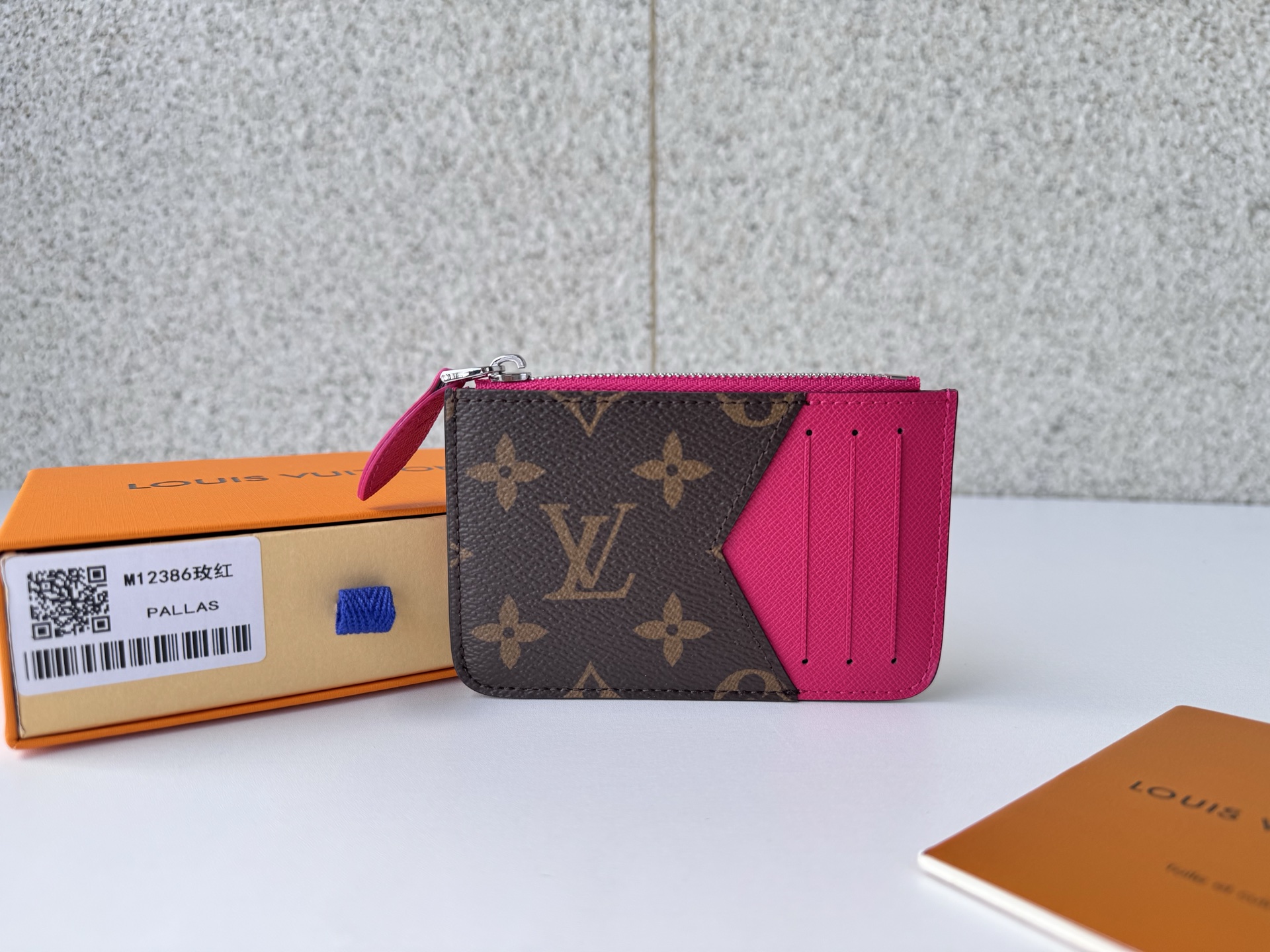 NO:673258,[Top Original Order] 12386 Rose Red is a new work in the 'Color Mania' series, which is vividly updated in line with this season's 'Porto Cult Romy'. Inspired by Louis Vuitton's archives, he sewed it with a signature monolithic canvas and inserted three card slots on the contrasting leather lining. Dimensions: 12 x 8 x 0.8 cm., LV wallet, louis vuitton, louis vuitton, wallets19860909【顶级原单】12386玫红作为“Color Mania”系列的新作品,与本季相符的“Porto Cult Romy”进行了生动更新.灵感来自Louis Vuitton的档案,他用签名单体画布缝制,并在对比色皮革衬里上插了三个卡槽.尺寸:12 x 8 x 0.8厘米.,LV钱包,louis vuitton,louis vuitton,wallets,欧美剧