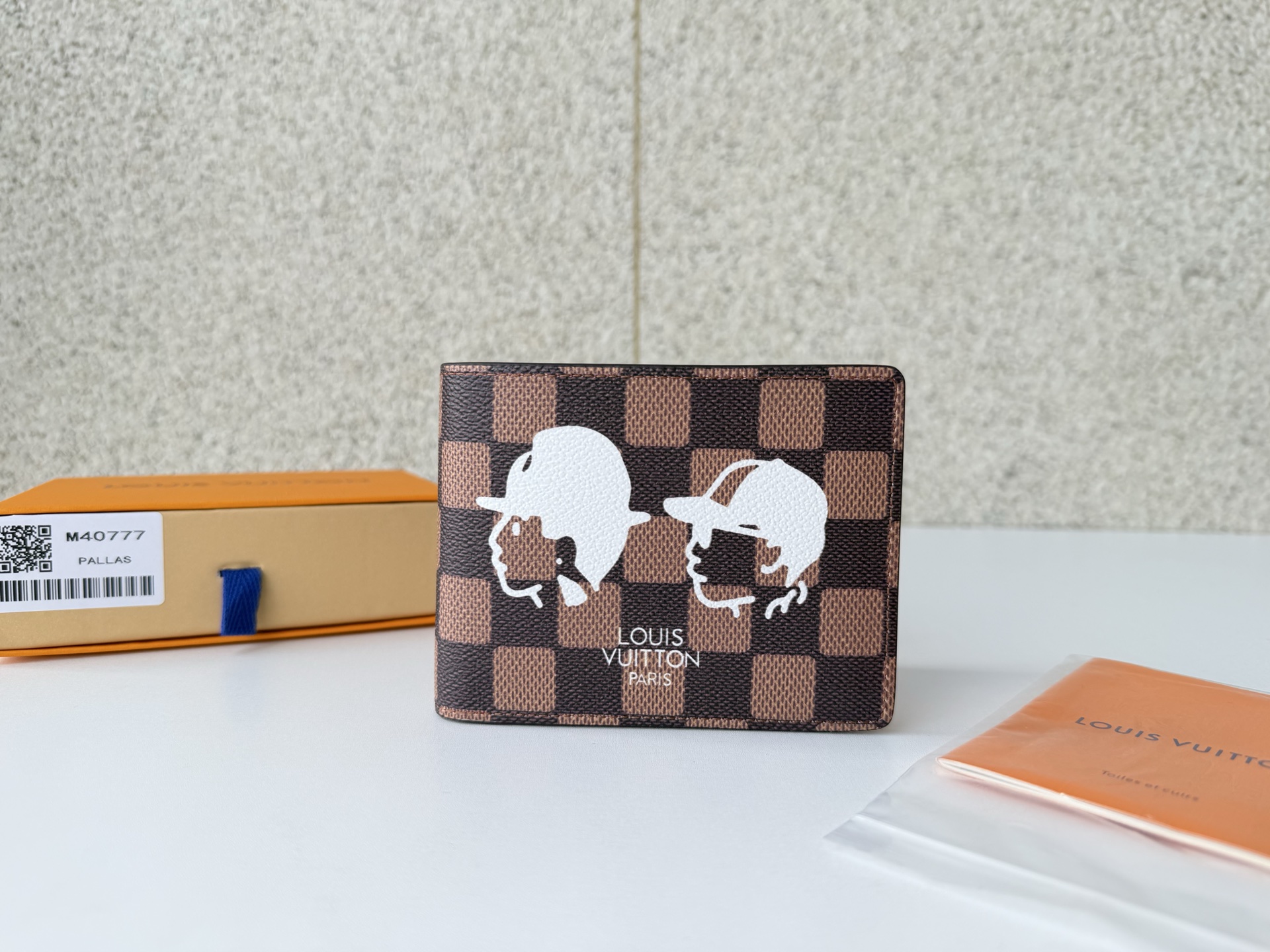 NO:673465,[Top Original Order] N40777 Short Clip This compact multifunctional wallet is made of Damier Ebene canvas and features the faces of Pharrell Williams and his frequent collaborator Nigo, celebrating their long-term friendship and frequent collaborations. Size 11.5-1.5-9.., LV wallet, louis vuitton, wallets19860909【顶级原单】N40777短夹这款紧凑型多功能钱包采用Damier Ebene帆布材质,上面印有法瑞尔·威廉姆斯（Pharrell Williams）和他经常合作的伙伴尼戈（Nigo）的面孔,以此庆祝他们之间的长期友谊和频繁的合作.尺寸11.5-1.5-9..,LV钱包,louis vuitton,wallets,欧美剧