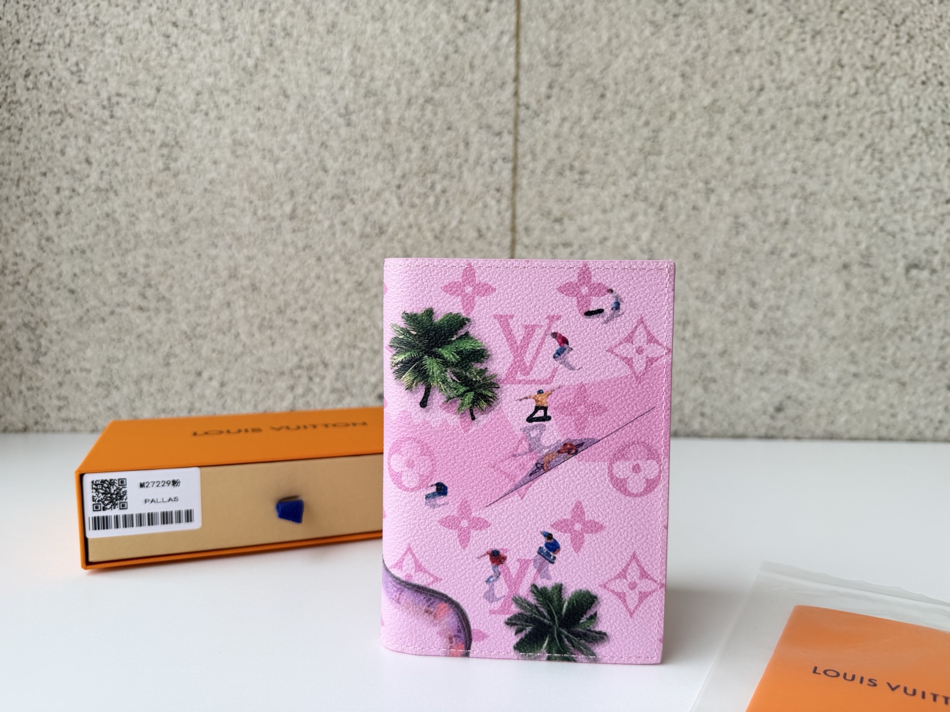 NO:673453,[Top Original Order] M27229 Passport on a baby pink monolithic canvas, with a fun-filled scene of a skater captured from the air 'Couvertuer Passport'. It is an item full of vitality and youthful energy. Designed to add personality to travel, not only can the passport be stored securely, but also equipped with 4 card slots and flat pockets, adding fun and expression to the classic accessory. Size 10 x 14 x 2.5 cm., LV wallet, louis vuitton, wallets19860909【顶级原单】M27229护照在婴儿粉红色的单体画布上,配有从空中捕捉滑冰者充满乐趣的场景“Couvertuer Passport”.这是一件充满活力和年轻能量的物品.为旅行增添个性的设计,不仅可以将护照牢固地收纳,还配备了4个卡槽和扁平口袋,为经典配饰增添了乐趣和表情.尺寸10 x 14 x 2.5厘米.,LV钱包,louis vuitton,wallets,欧美剧