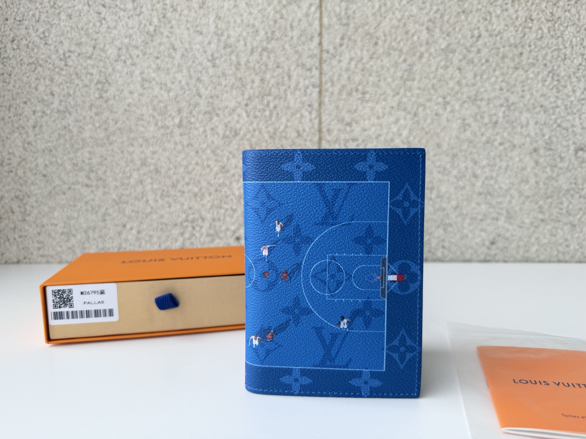 NO:673455,[Top original order] M26795 Blue Passport has a dark blue monolithic canvas depicting the unique scene of 'Kuvittel Pasbol' capturing players playing on the basketball court from the air. An item that adds personality to travel, it can not only store the passport securely, but also comes with 4 card slots and a flat pocket. A dynamic and expressive accessory that combines playful style and practical function. Size 10 x 14 x 2.5 cm., LV wallet, louis vuitton, wallets19860909【顶级原单】M26795蓝护照深蓝色的单体画布上,描绘了从空中捕捉篮球场上打球的选手的独特场景“库维特尔·帕斯波尔”.为旅行增添个性的物品,不仅可以将护照牢固地存放,还配备了4个卡槽和平板口袋.兼具俏皮风格和实用功能的,充满动感且表情丰富的配饰.尺寸10 x 14 x 2.5厘米.,LV钱包,louis vuitton,wallets,欧美剧
