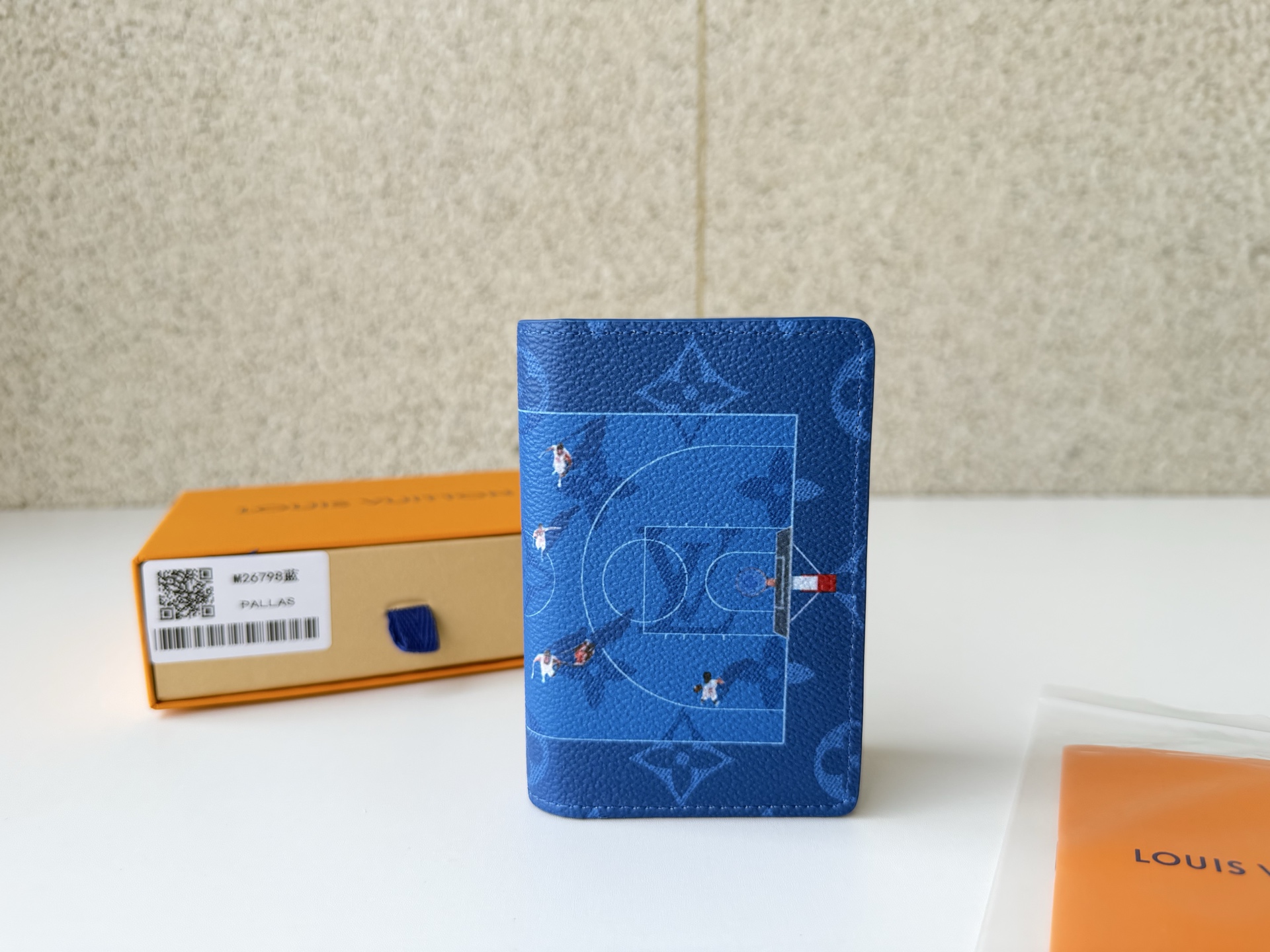 NO:673458,[Top original order] M26798 blue 'Organizer Du Push' made of dark blue monochrome canvas. Capturing the energetic game of basketball players from the air, the fun-filled design is very prominent. Small and practical, equipped with 3 card slots, 5 inner pockets and a flat pocket on the back, it is a bold and sporty daily necessities. Size: 5 x 11.1 x 1 cm., LV wallet, louis vuitton, wallets19860909【顶级原单】M26798蓝使用深蓝色单色帆布制作的“Organizer Du Push”.从空中捕捉篮球运动员们充满活力的游戏,充满乐趣的设计非常突出.小巧实用,配有3个卡槽、5个内口袋和背面的平口袋,是一款大胆而运动的日常用品.尺寸:5 x 11.1 x 1厘米.,LV钱包,louis vuitton,wallets,欧美剧