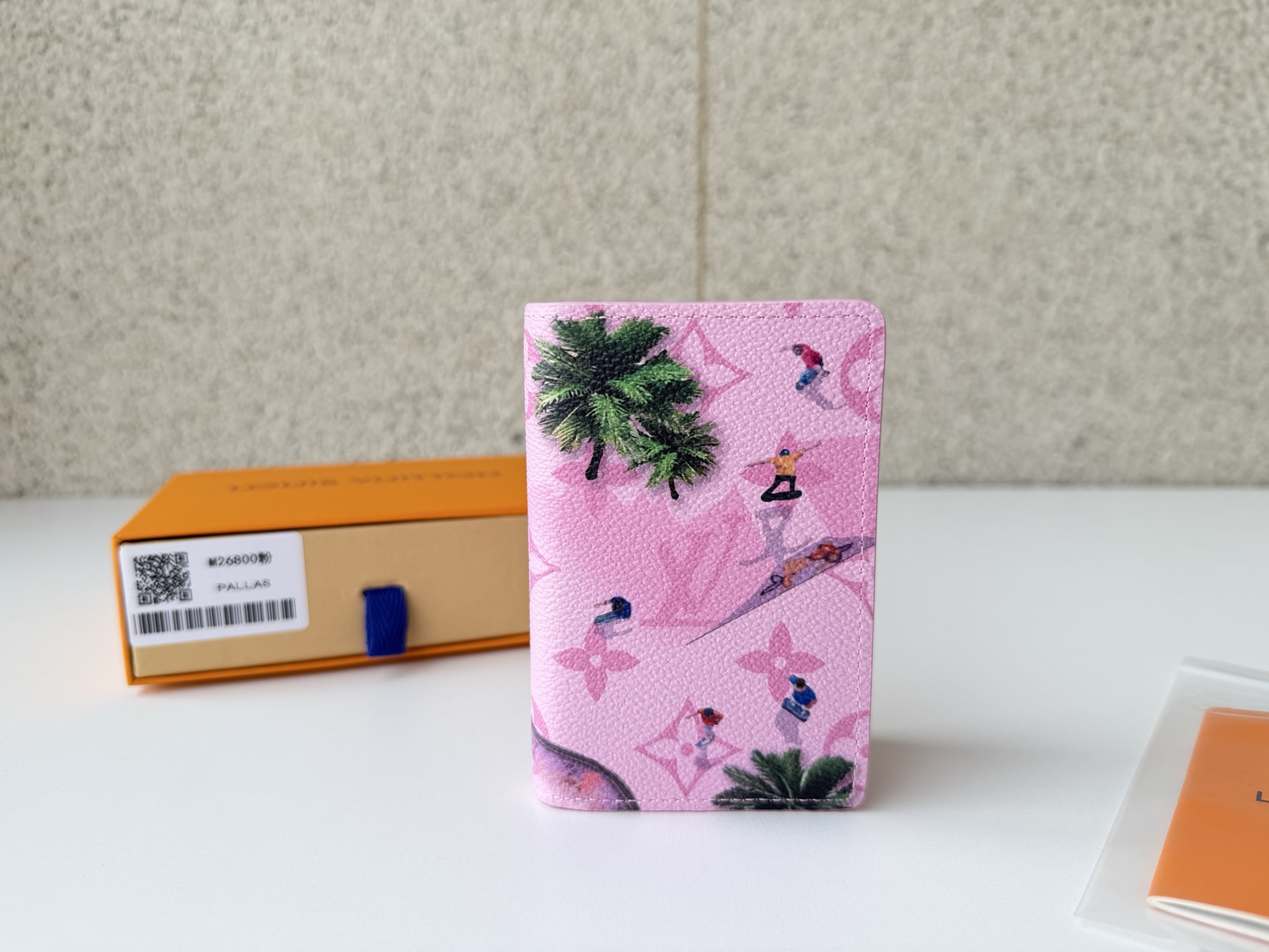 NO:673457,[Top original order] M26800 pink is made of baby pink Monogram canvas, 'Organizer Do Push'. It depicts the scene of catching a skateboarder from the air, and the interesting design is particularly outstanding. Small and practical, equipped with 3 card slots, 5 inner pockets and a flat pocket on the back, it is a bold and sporty daily necessities. The size is 5 x 11.1 x 1 cm., LV wallet, louis vuitton, wallets19860909【顶级原单】M26800粉使用婴儿粉色的Monogram帆布制作的,“Organizer Do Push”.描绘了从空中捕捉滑板手的场景,充满了趣味的设计尤为突出.小巧实用,配有3个卡槽、5个内口袋和背面的平口袋,是一款大胆而运动的日常用品.尺寸为5 x 11.1 x 1厘米.,LV钱包,louis vuitton,wallets,欧美剧