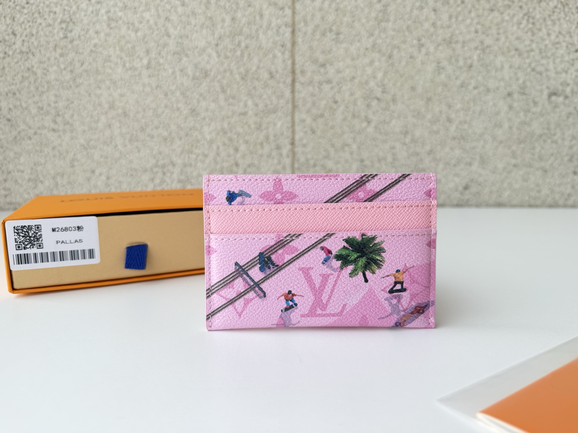 NO:673462,[Top original order] M26803 powder is made of colorful Monogram canvas, 'Porto classic double canvas'. This is an item with a sports scene shot from the air. The design theme and realistic depiction add a touch of fun to this classic item. Size: 11 x 7 x 1.5 cm., LV wallet, louis vuitton, wallets19860909【顶级原单】M26803粉使用彩色Monogram帆布制作的,“波尔图经典双拼画布”.这是从空中拍摄的带有运动场景的物品.设计的题材和逼真的描绘,为这件经典物品增添了一丝趣味.尺寸:11 x 7 x 1.5厘米.,LV钱包,louis vuitton,wallets,欧美剧