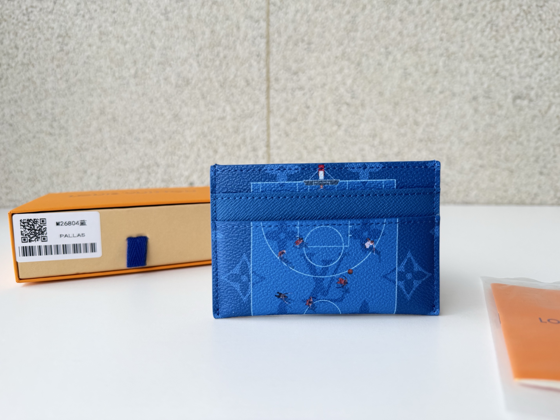NO:673460,[Top original order] M26804 blue is made of colorful Monogram canvas, 'Porto classic double canvas'. This is an item with a sports scene shot from the air. The design theme and realistic depiction add a touch of fun to this classic item. Size: 11 x 7 x 1.5 cm., LV wallet, louis vuitton, wallets19860909【顶级原单】M26804蓝使用彩色Monogram帆布制作的,“波尔图经典双拼画布”.这是从空中拍摄的带有运动场景的物品.设计的题材和逼真的描绘,为这件经典物品增添了一丝趣味.尺寸:11 x 7 x 1.5厘米.,LV钱包,louis vuitton,wallets,欧美剧