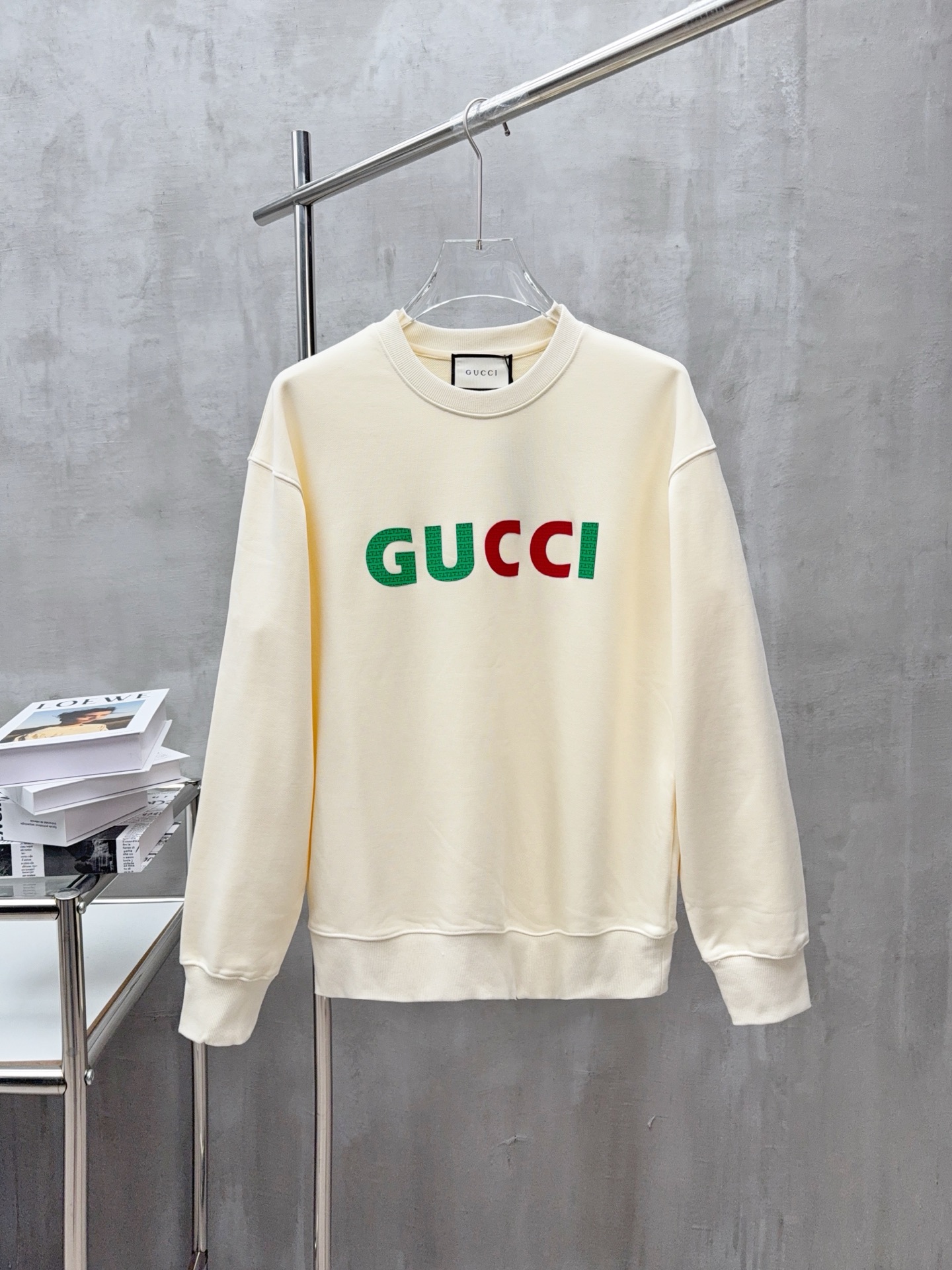 NO:571869,High version GU patch all over jacquard letter print pullover round neck sweatshirt Light luxury essential item for daily commuting for men and women Correct version Welcome to compare Detailed features · Made of 420g pure cotton double yarn fish scale terry fabric · Dust-free singeing process on the face Bottom suction Environmentally friendly reactive dyeing · Print + patch · Double-needle stitching across seams · Original main mark washed tag moisture-proof paper packaging Color apricot black  Size S M L XL,,hoodie,sweatshirts,alexander wang19860909高版本 GU贴布满印提花字母印花套头圆领卫衣 轻奢主义 男女日常通勤穿搭必备单品 正确版本 欢迎对比 详细特征 · 采用420克纯棉双纱鱼鳞毛圈面料  · 面部无尘烧毛工艺 底部吸毛 环保活性染 · 印花＋贴布 · 双针车线跨缝工艺 · 原版主唛水洗吊牌防潮纸包装 颜色杏色 黑色 尺码S M L XL,,hoodie,sweatshirts,alexander wang,Men's clothing