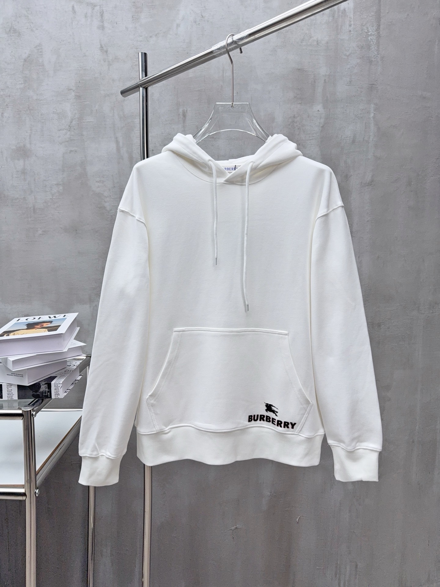 NO:571872,High version GU patch all over printed jacquard letter printed hooded sweatshirt Light luxury essential item for daily commuting for men and women Correct version Welcome to compare Detailed features · Made of 420g pure cotton double yarn fish scale terry fabric · Dust-free singeing process on the face Bottom suction Environmentally friendly reactive dyeing · Print + patch · Double needle stitching and cross-seam process · Original main mark washed tag moisture-proof paper packaging Color White Black Size S  M L XL,,hoodie,sweatshirts,hats,alexander wang19860909高版本 GU贴布满印提花字母印花连帽卫衣 轻奢主义 男女日常通勤穿搭必备单品 正确版本 欢迎对比 详细特征 · 采用420克纯棉双纱鱼鳞毛圈面料  · 面部无尘烧毛工艺 底部吸毛 环保活性染 · 印花＋贴布 · 双针车线跨缝工艺 · 原版主唛水洗吊牌防潮纸包装 颜色白色 黑色 尺码S M L XL,,hoodie,sweatshirts,hats,alexander wang,Men's clothing