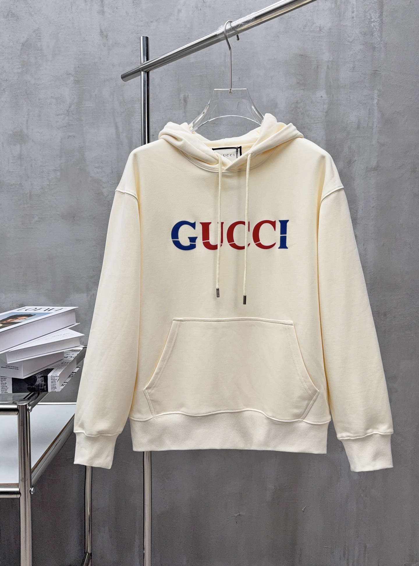 NO:571875,High version GU patch all over jacquard letter printed hooded sweatshirt Light luxury essential item for daily commuting for men and women Correct version Welcome to compare Detailed features · Made of 420g pure cotton double yarn fish scale terry fabric · Dust-free singeing process on the face Bottom suction Environmentally friendly reactive dyeing · Printing + patch · Double-needle stitching across seams · Original main mark washed tag moisture-proof paper packaging Color apricot black  Size S M L XL,,hoodie,sweatshirts,hats,alexander wang19860909高版本 GU贴布满印提花字母印花连帽卫衣 轻奢主义 男女日常通勤穿搭必备单品 正确版本 欢迎对比 详细特征 · 采用420克纯棉双纱鱼鳞毛圈面料  · 面部无尘烧毛工艺 底部吸毛 环保活性染 · 印花＋贴布 · 双针车线跨缝工艺 · 原版主唛水洗吊牌防潮纸包装 颜色杏色 黑色 尺码S M L XL,,hoodie,sweatshirts,hats,alexander wang,Men's clothing