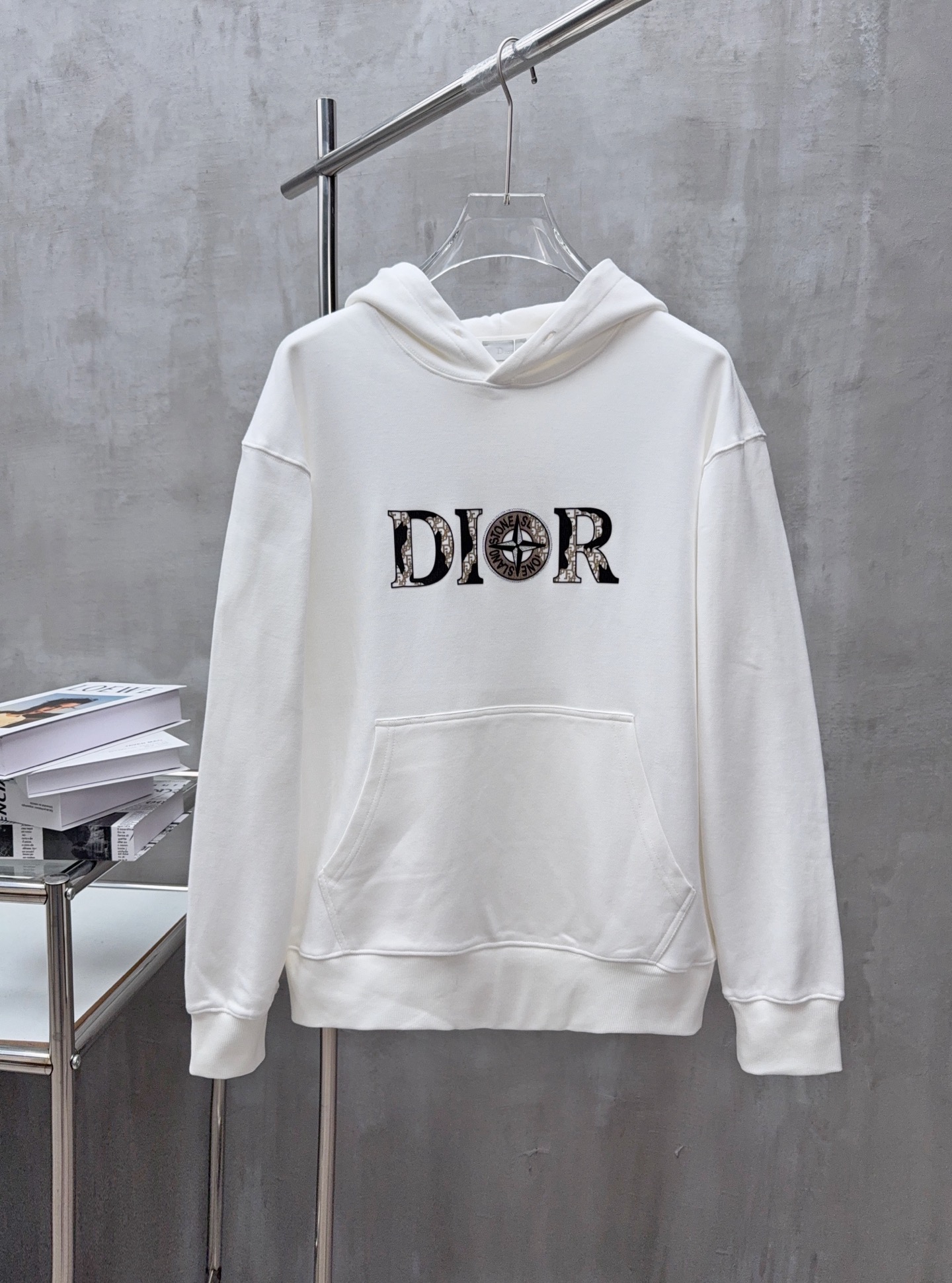 NO:571878,High version DIO patch all over jacquard letter printed hooded sweatshirt Light luxury essential item for daily commuting for men and women Correct version Welcome to compare Detailed features · Made of 420g pure cotton double yarn fish scale terry fabric · Dust-free singeing process on the face Bottom suction Environmentally friendly reactive dyeing · Print + patch · Double needle stitching and cross-seam process · Original main mark washed tag moisture-proof paper packaging Color White Black Size S  M L XL,,dior,hoodie,sweatshirts,hats,alexander wang19860909高版本 DIO贴布满印提花字母印花连帽卫衣 轻奢主义 男女日常通勤穿搭必备单品 正确版本 欢迎对比 详细特征 · 采用420克纯棉双纱鱼鳞毛圈面料  · 面部无尘烧毛工艺 底部吸毛 环保活性染 · 印花＋贴布 · 双针车线跨缝工艺 · 原版主唛水洗吊牌防潮纸包装 颜色白色 黑色 尺码S M L XL,,dior,hoodie,sweatshirts,hats,alexander wang,Men's clothing