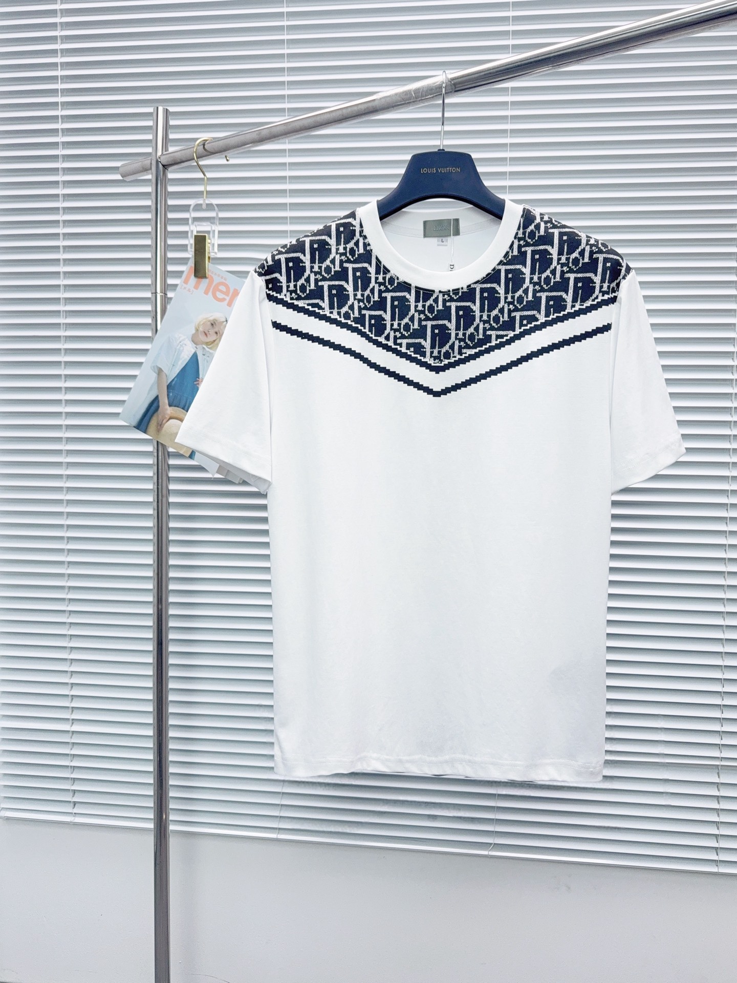 NO:872113,'Dior Dior' VIP advanced customization!  2026 spring and summer new short-sleeved. This T-shirt is a new product in the summer men's wear series. It is carefully made of imported fabrics with mercerized technology and has a heavy three-dimensional logo to add a casual style. Size M-3XL Recommended reference M120 catties or less (including 120 catties) L121-140 catties XL141-160 catties 2XL161-180 catties  3XL181—200 pounds,,dior,dior,T-shirt,tees,t-shirt,19860909《迪奥 Dior》VIP高级定制！ 2026春夏季新款短袖.这款T恤是夏季男装系列新品,采用丝光工艺进口面料精心制作,重工立体Logo,增添休闲风范.码数 M-3XL 推荐参考 M120斤以内（含120斤） L121—140斤 XL141—160斤 2XL161—180斤 3XL181—200斤,,dior,dior,T-shirt,tees，t-shirt,,Men's clothing