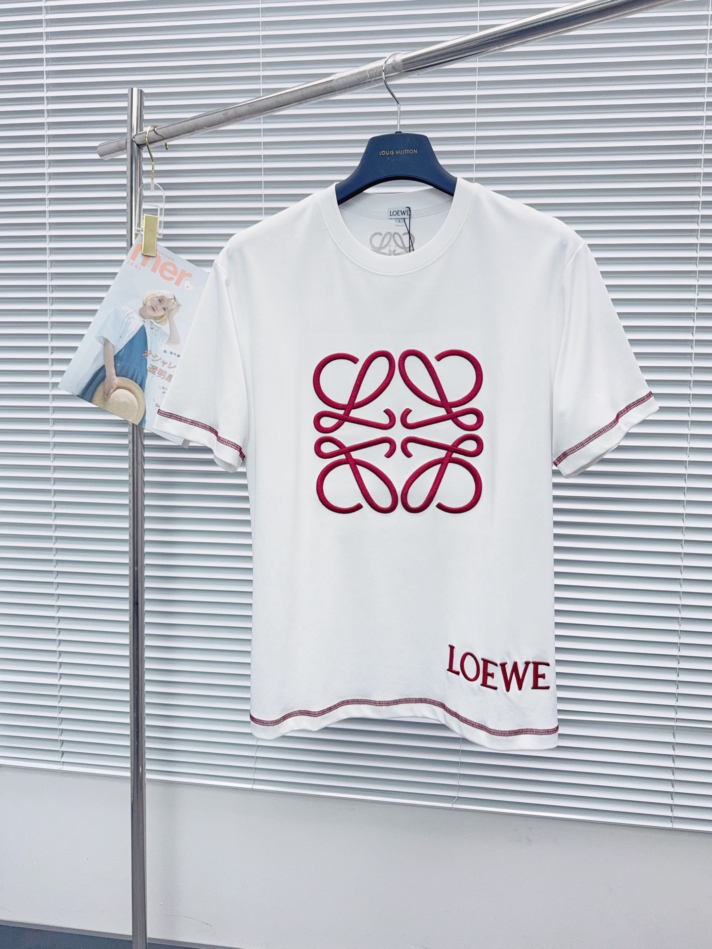 NO:872152,'LOEWE' VIP advanced customization!  2026 spring and summer new short-sleeved. This T-shirt is a new product in the summer men's wear series. It is carefully made of imported fabrics with mercerized technology and has a heavy three-dimensional logo to add a casual style. Size M-3XL Recommended reference M120 catties or less (including 120 catties) L121-140 catties XL141-160 catties 2XL161-180 catties  3XL181—200 pounds,,loewe,loewe,T-shirt,tees,t-shirt,19860909《罗意威 LOEWE》VIP高级定制！ 2026春夏季新款短袖.这款T恤是夏季男装系列新品,采用丝光工艺进口面料精心制作,重工立体Logo,增添休闲风范.码数 M-3XL 推荐参考 M120斤以内（含120斤） L121—140斤 XL141—160斤 2XL161—180斤 3XL181—200斤,,loewe,loewe,T-shirt,tees，t-shirt,,Men's clothing
