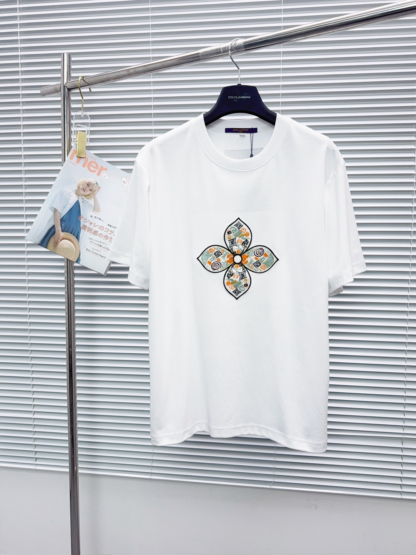 NO:872145,'Louis Vuitton LV' VIP advanced customization!  2026 spring and summer new short-sleeved. This T-shirt is a new product in the summer men's series. It is carefully made of imported fabrics with mercerized technology and has a heavy three-dimensional logo to add a casual style. Size M-3XL Recommended reference M120 catties or less (including 120 catties) L121-140 catties XL141-160 catties 2XL161-180 catties 3XL181-200 catties,,louis  vuitton,louis vuitton,T-shirt,tees,t-shirt,19860909《路易威登 LV》VIP高级定制！ 2026春夏季新款短袖.这款T恤是夏季男装系列新品,采用丝光工艺进口面料精心制作,重工立体Logo,增添休闲风范.码数 M-3XL 推荐参考 M120斤以内（含120斤） L121—140斤 XL141—160斤 2XL161—180斤 3XL181—200斤,,louis vuitton,louis vuitton,T-shirt,tees，t-shirt,,Men's clothing