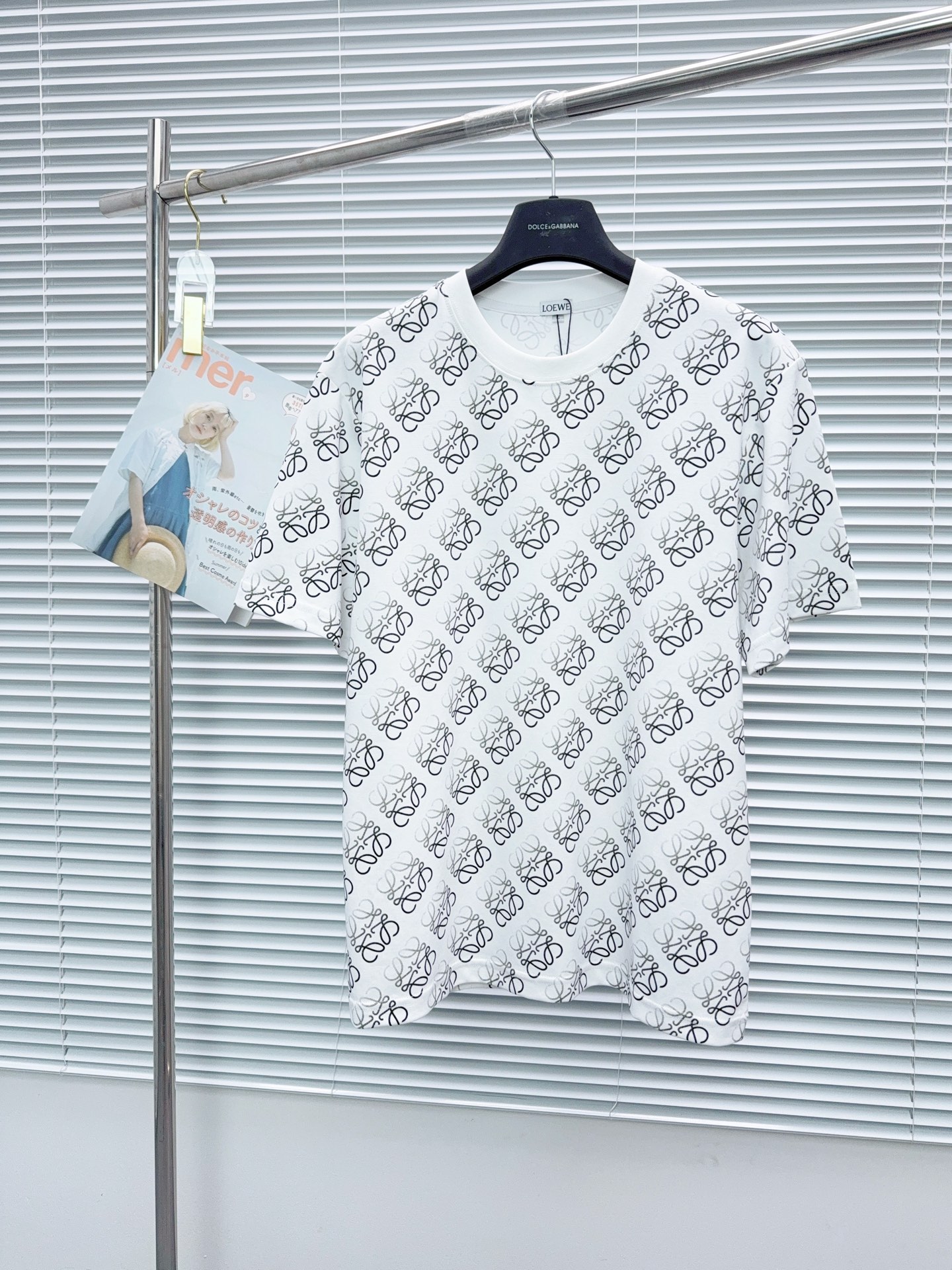 NO:872105,'LOEWE' VIP advanced customization!  2026 spring and summer new short-sleeved. This T-shirt is a new product in the summer men's wear series. It is carefully made of imported fabrics with mercerized technology and has a heavy three-dimensional logo to add a casual style. Size M-3XL Recommended reference M120 catties or less (including 120 catties) L121-140 catties XL141-160 catties 2XL161-180 catties  3XL181—200 pounds,,loewe,loewe,T-shirt,tees,t-shirt,19860909《罗意威 LOEWE》VIP高级定制！ 2026春夏季新款短袖.这款T恤是夏季男装系列新品,采用丝光工艺进口面料精心制作,重工立体Logo,增添休闲风范.码数 M-3XL 推荐参考 M120斤以内（含120斤） L121—140斤 XL141—160斤 2XL161—180斤 3XL181—200斤,,loewe,loewe,T-shirt,tees，t-shirt,,Men's clothing