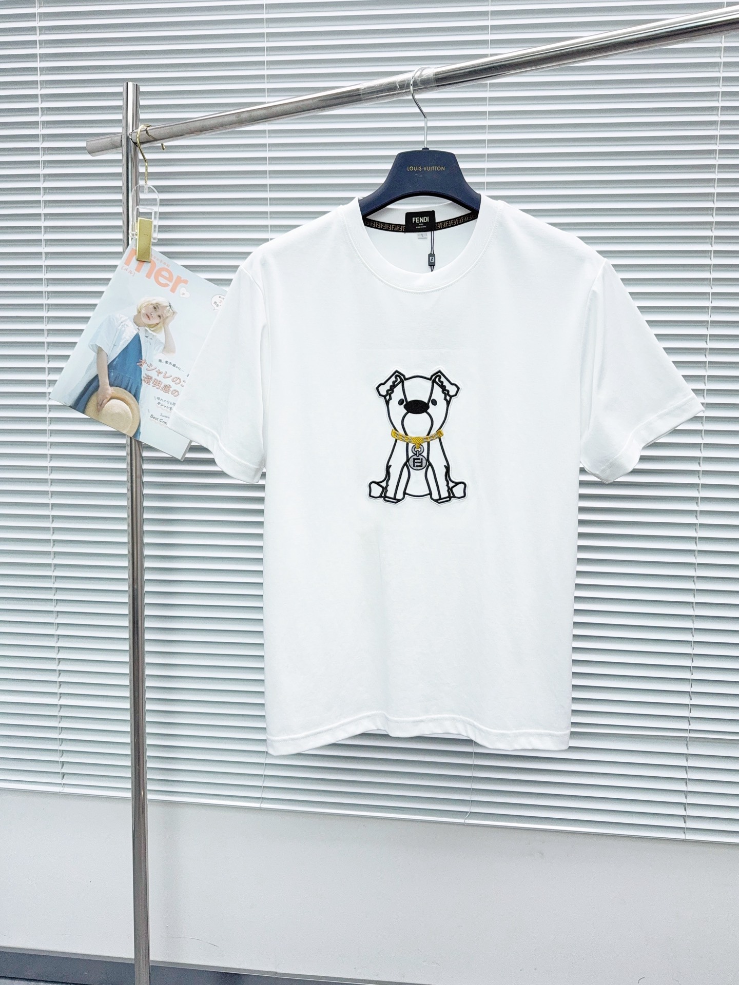 NO:872079,'FENDI' VIP advanced customization!  2026 spring and summer new short-sleeved. This T-shirt is a new product in the summer men's wear series. It is carefully made of imported fabrics with mercerized technology and has a heavy three-dimensional logo to add a casual style. Size M-3XL Recommended reference M120 catties or less (including 120 catties) L121-140 catties XL141-160 catties 2XL161-180 catties  3XL181—200 pounds,,fendi,fendi,T-shirt,tees,t-shirt,19860909《芬迪 FENDI》VIP高级定制！ 2026春夏季新款短袖.这款T恤是夏季男装系列新品,采用丝光工艺进口面料精心制作,重工立体Logo,增添休闲风范.码数 M-3XL 推荐参考 M120斤以内（含120斤） L121—140斤 XL141—160斤 2XL161—180斤 3XL181—200斤,,fendi,fendi,T-shirt,tees，t-shirt,,Men's clothing