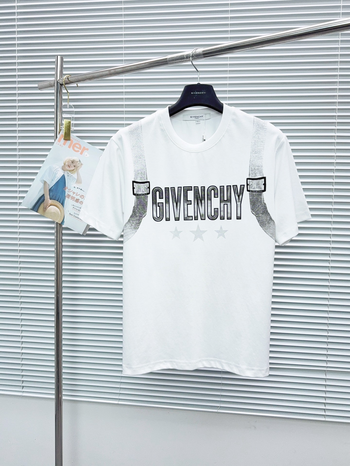 NO:872086,'Givenchy GIVENCHY' VIP advanced customization!  2026 spring and summer new short-sleeved. This T-shirt is a new product in the summer men's wear series. It is carefully made of imported fabrics with mercerized technology and has a heavy three-dimensional logo to add a casual style. Size M-3XL Recommended reference M120 catties or less (including 120 catties) L121-140 catties XL141-160 catties 2XL161-180 catties  3XL181—200 pounds,,givenchy,givenchy,T-shirt,tees,t-shirt,19860909《纪梵希 GIVENCHY》VIP高级定制！ 2026春夏季新款短袖.这款T恤是夏季男装系列新品,采用丝光工艺进口面料精心制作,重工立体Logo,增添休闲风范.码数 M-3XL 推荐参考 M120斤以内（含120斤） L121—140斤 XL141—160斤 2XL161—180斤 3XL181—200斤,,givenchy,givenchy,T-shirt,tees，t-shirt,,Men's clothing