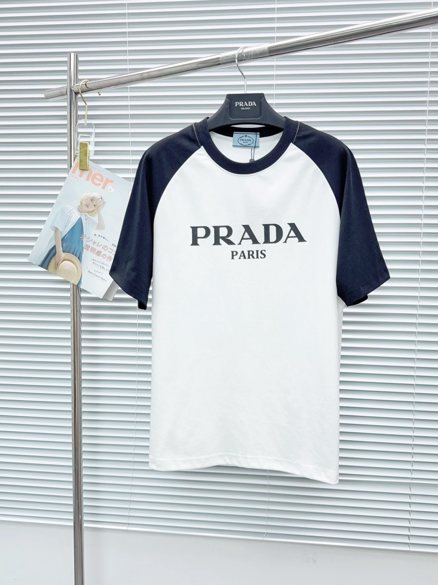 NO:872129,'PRADA' VIP advanced customization!  2026 spring and summer new short-sleeved. This T-shirt is a new product in the summer men's wear series. It is carefully made of imported fabrics with mercerized technology and has a heavy three-dimensional logo to add a casual style. Size M-3XL Recommended reference M120 catties or less (including 120 catties) L121-140 catties XL141-160 catties 2XL161-180 catties  3XL181—200 pounds,,prada,prada,T-shirt,tees,t-shirt,19860909《普拉达 PRADA》VIP高级定制！ 2026春夏季新款短袖.这款T恤是夏季男装系列新品,采用丝光工艺进口面料精心制作,重工立体Logo,增添休闲风范.码数 M-3XL 推荐参考 M120斤以内（含120斤） L121—140斤 XL141—160斤 2XL161—180斤 3XL181—200斤,,prada,prada,T-shirt,tees，t-shirt,,Men's clothing