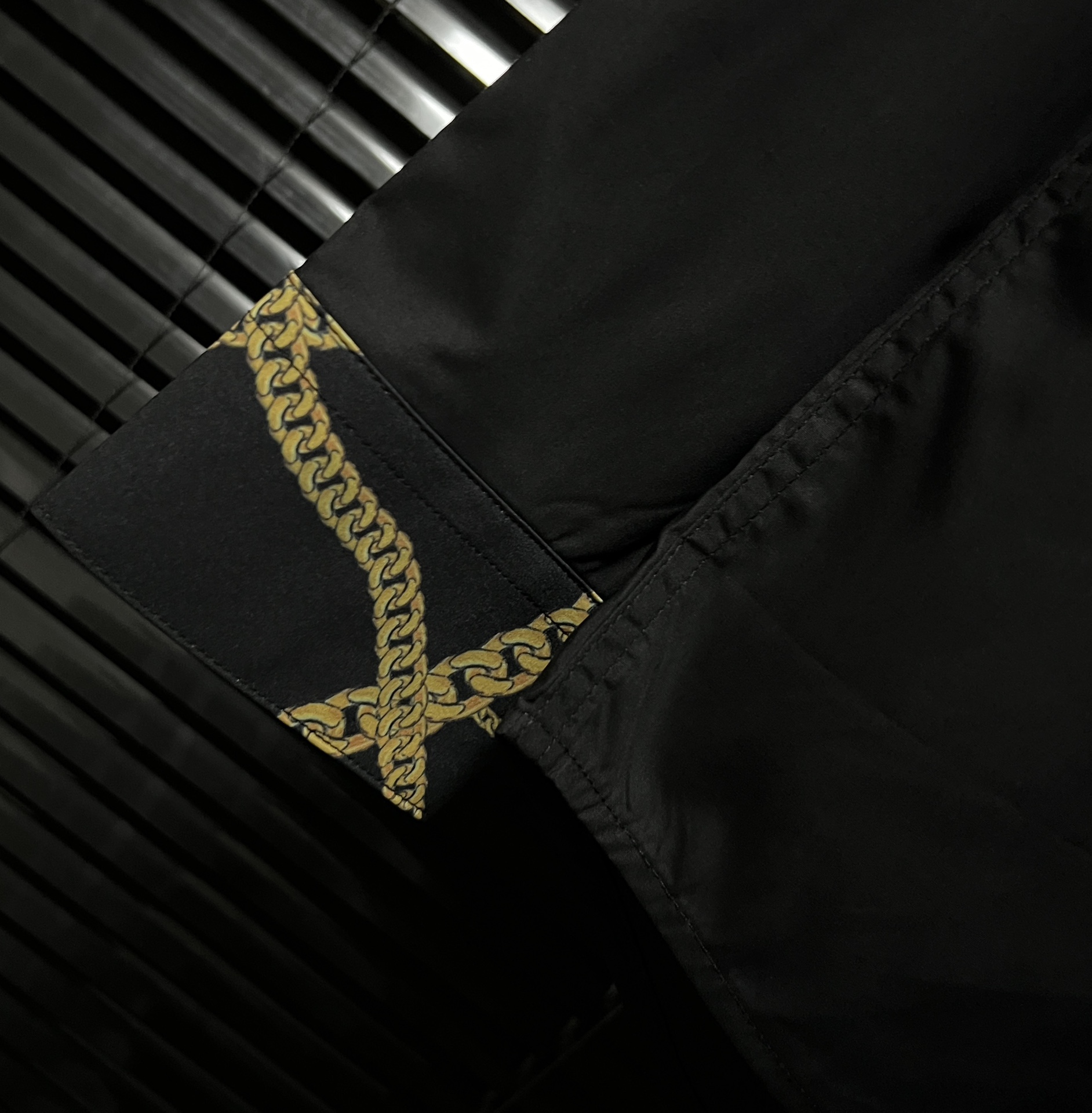 Summary: Versace DW Collection Features Bold 24 and 28 Patterns in Apparel. - 图片 8
