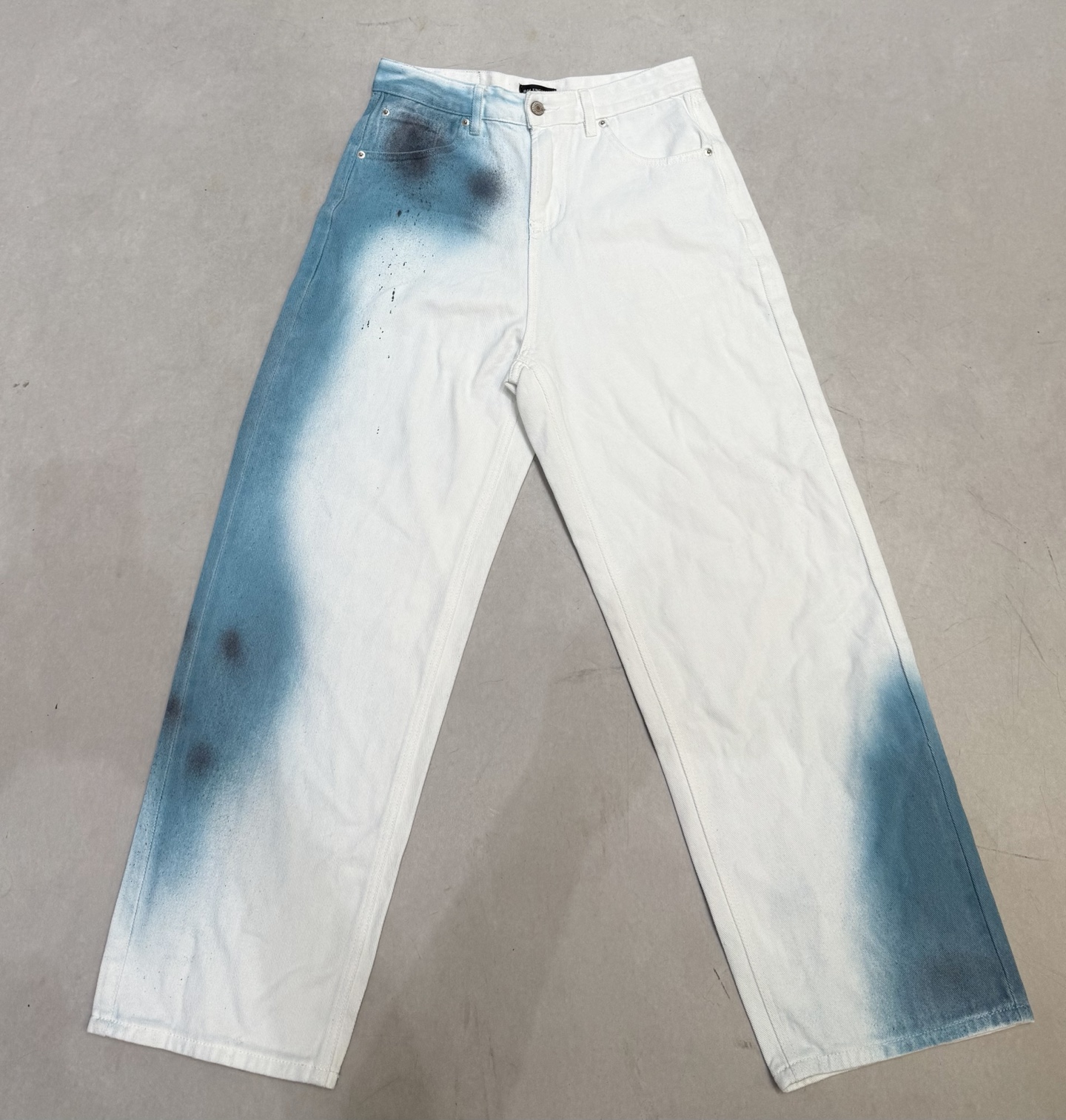 Balenciaga 25FW Distressed Wide-Leg Jeans Spray-Paint Denim Pants 2 i1755338229792 7561 0 0