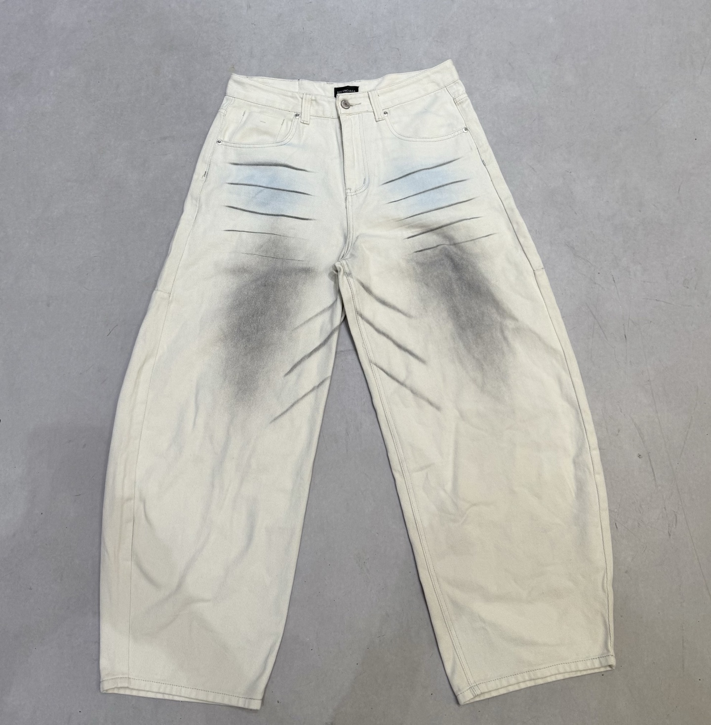 Balenciaga Jean Courbe Délavé à Effet Peinture, Automne/Hiver 2025, Unisexe