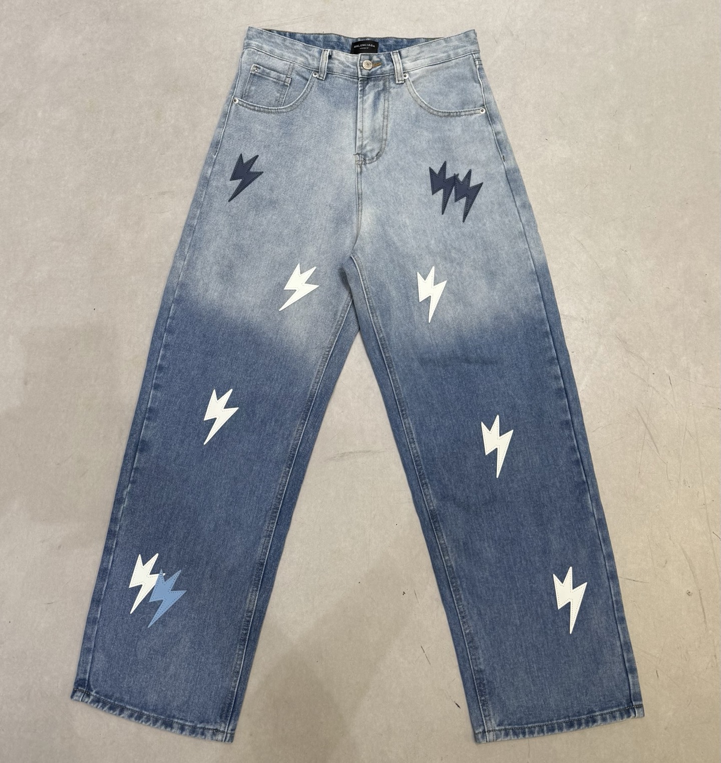 Balenciaga Jean Décontracté Bleu Délavé à Motifs d'Éclairs - Unisexe