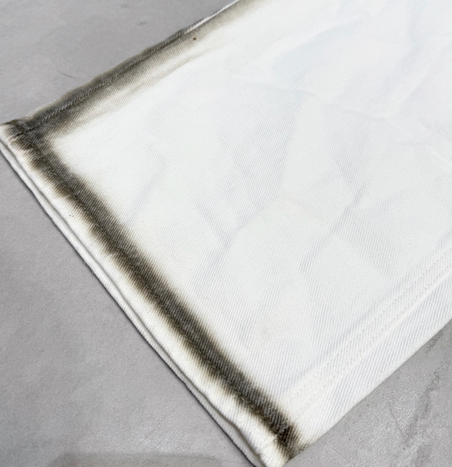 Balenciaga White Wide-Leg Jeans with Distressed Dyed Detailing 7 i1755347754391 3823 0 5