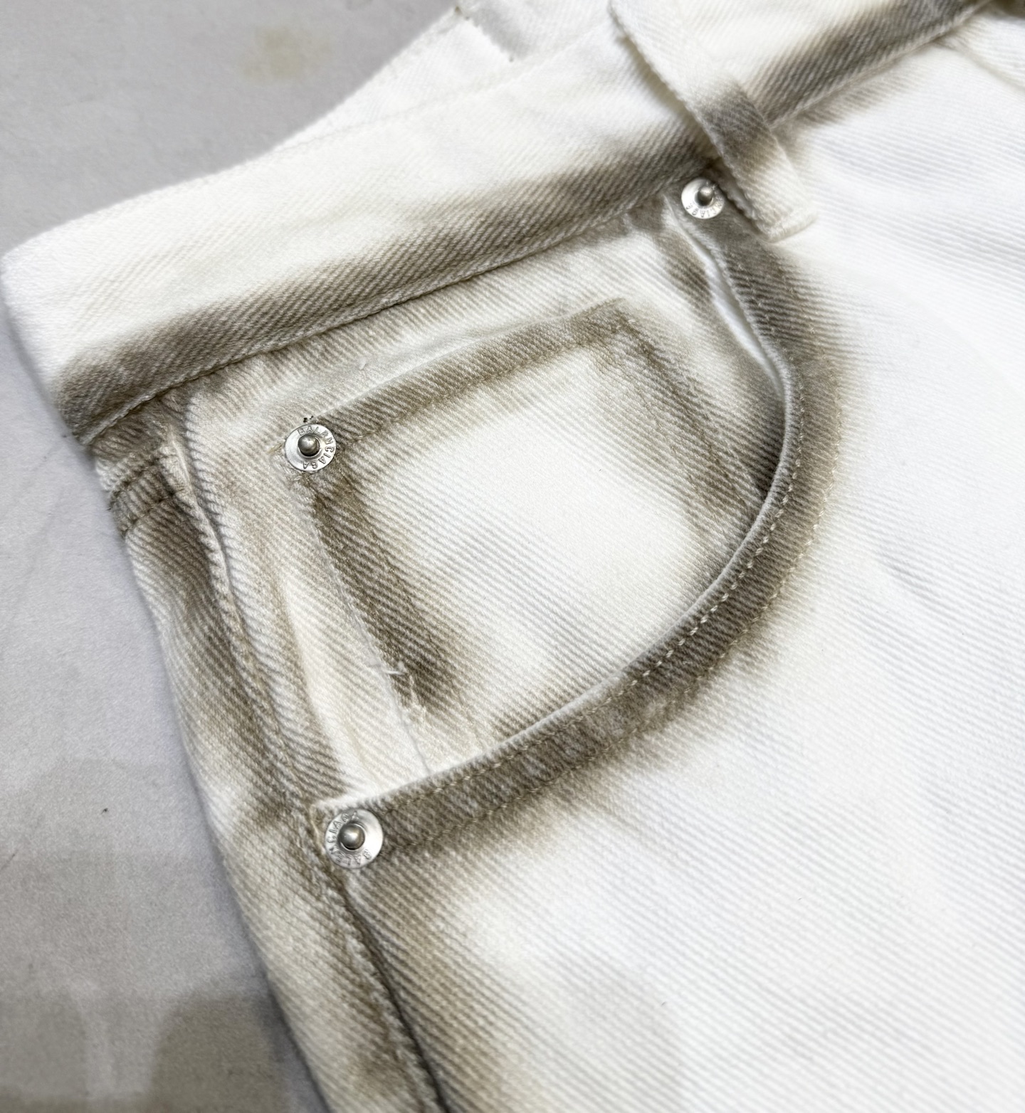 Balenciaga White Wide-Leg Jeans with Distressed Dyed Detailing 9 i1755347754414 3061 0 7