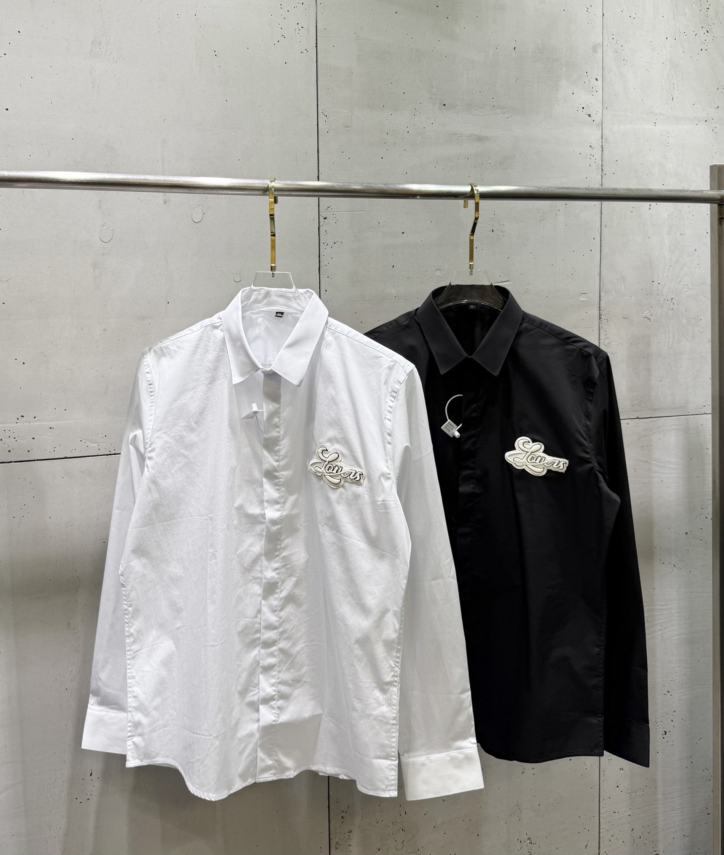 P140 1V Louis 26 principios de primavera nuevo estilo parche bordado de letras en el pecho costura camisa de manga larg…