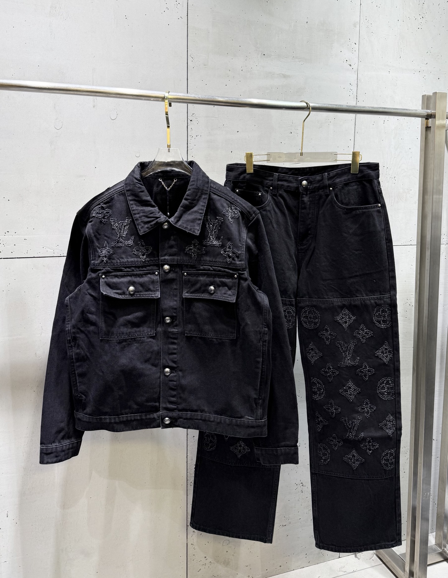 P260 1v Louis jeans con letras presbicia rasgadas en versión alta Esta chaqueta estilo camioneta de mezclilla lavada ti…