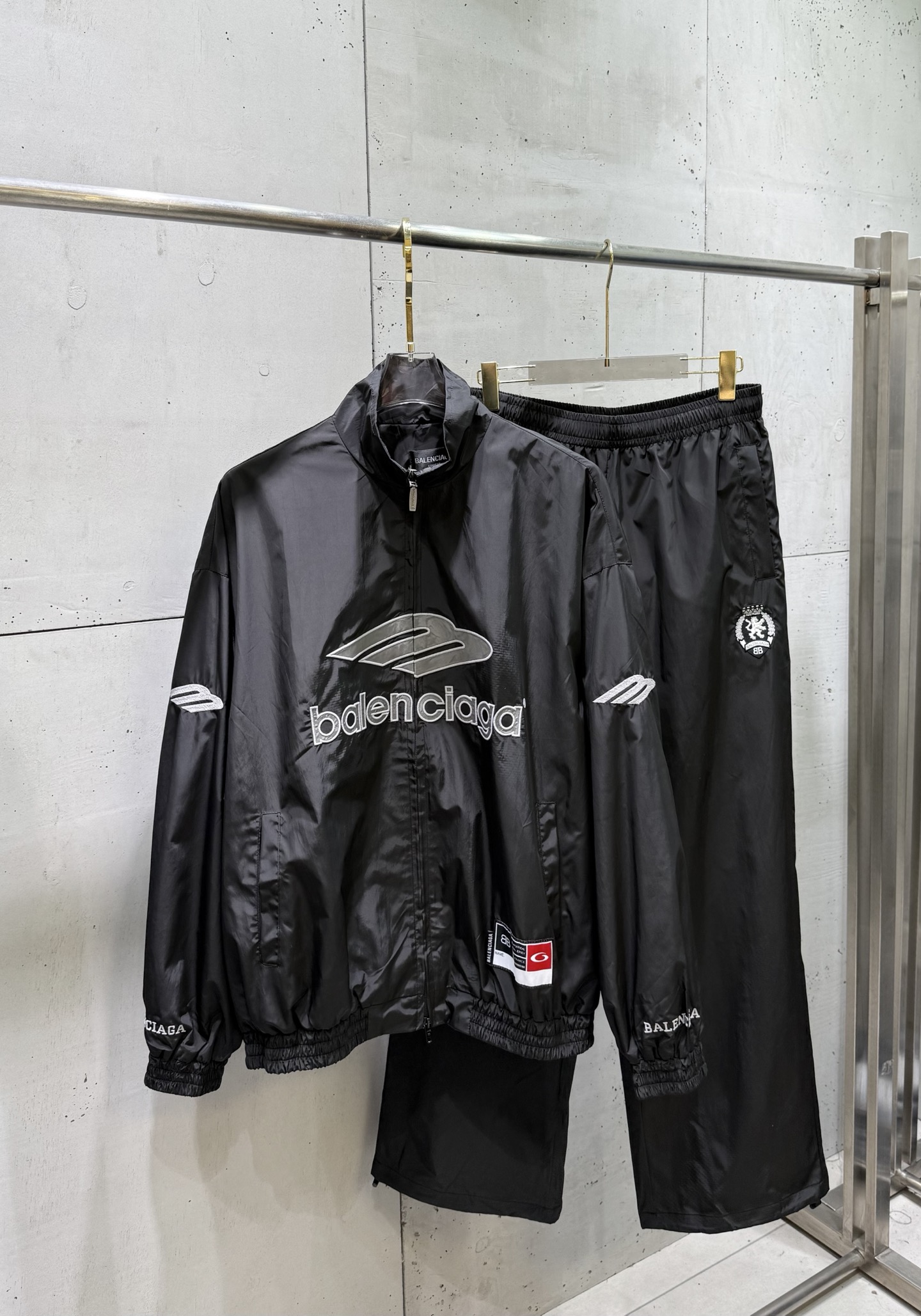 P260 Chaqueta de plumón de nailon con bordado 3M de la serie Football de Balenciaga/París. Tela de nailon y algodón, co…