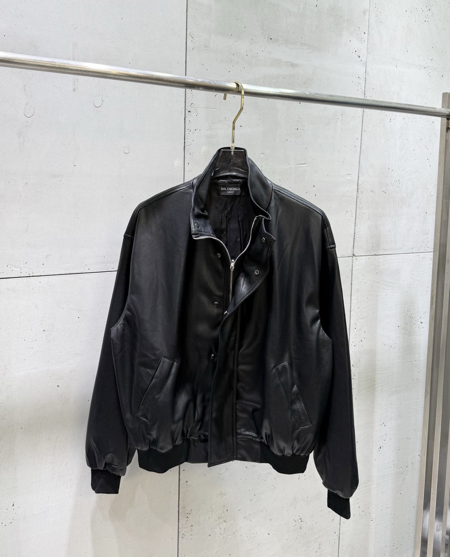 P275 Balenciaga BLCG BLOUSON IN BLACK Fall, chaqueta de aviador de cuero con cuello alto, logo bordado, ecológica, unis…