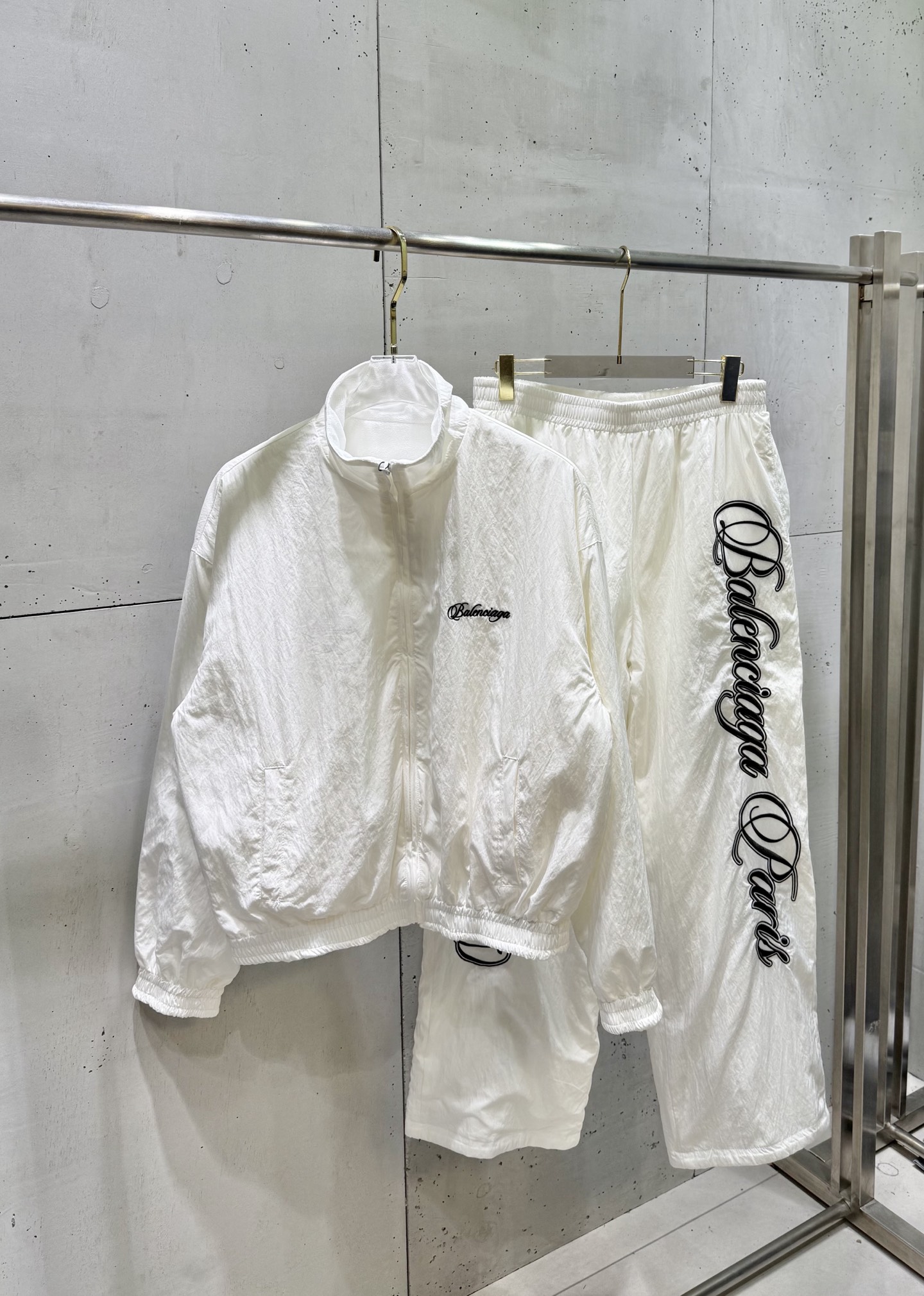 P220 Balenciaga BLCG CURSIVE REVERSIBLE TRACKSUIT JACKET IN BLACKGREY 26SS, pantalones de esquí con cremallera, cuello …