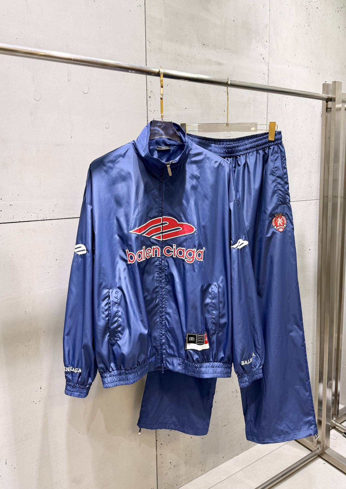 P260 Chaqueta de plumón de nailon con bordado 3M de la serie Football de Balenciaga/París. Tela de nailon y algodón, co…