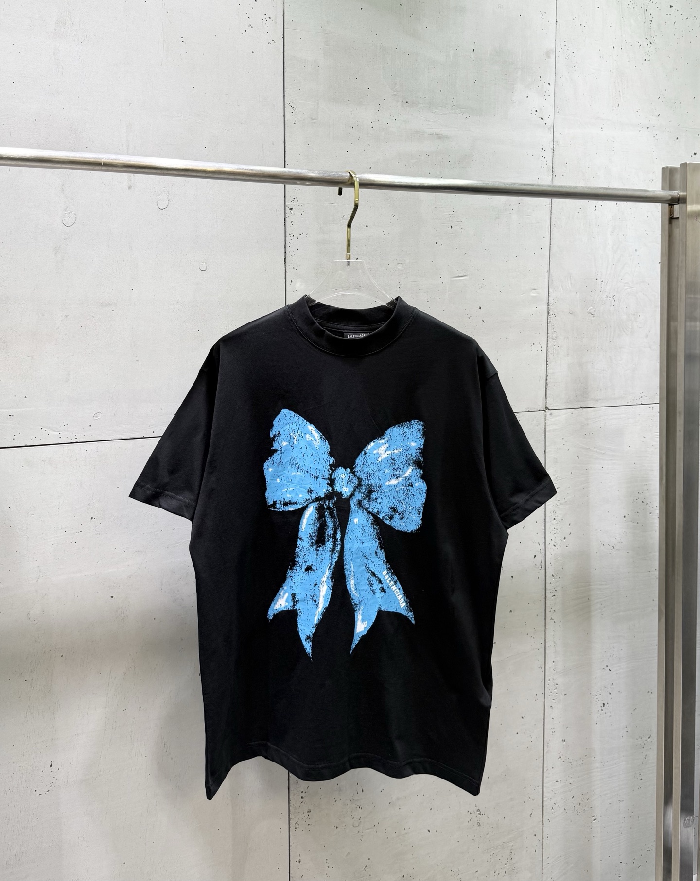 P105 Balenciaga BLCG 26SS versión alta, nueva camiseta de cuello redondo con estampado de letras y lazo azul agrietado,…