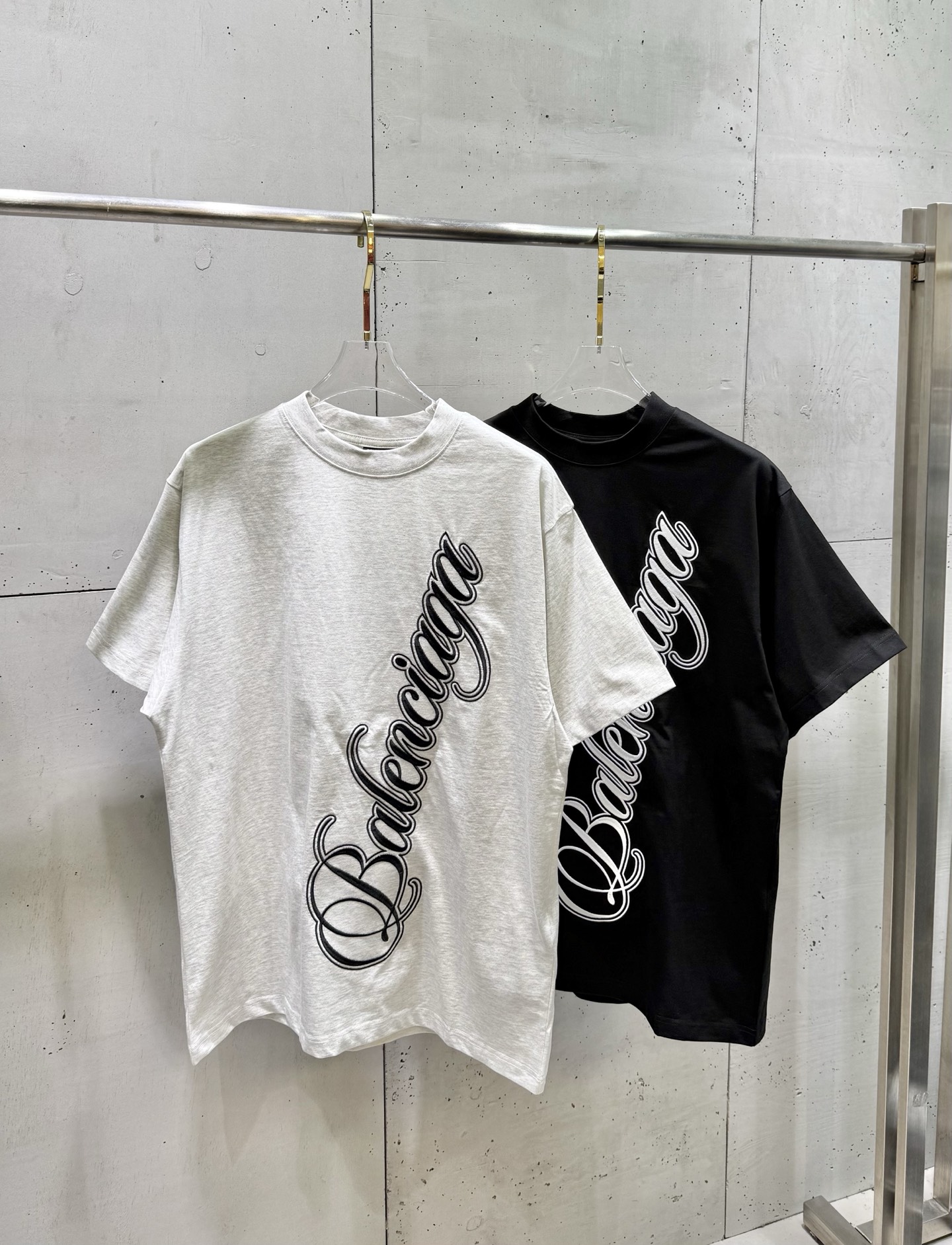 P110 26SS Balenciaga BLCG camiseta de manga corta de cuello redondo con logo bordado en letra cursiva, corte holgado, u…