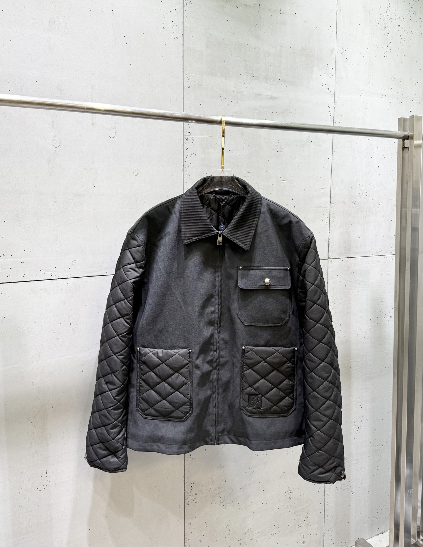 P310 1V/路易 FW25 Chaqueta de aviador acolchada con diseño de mosaico de la colaboración Nigo, tejido de algodón con efec…