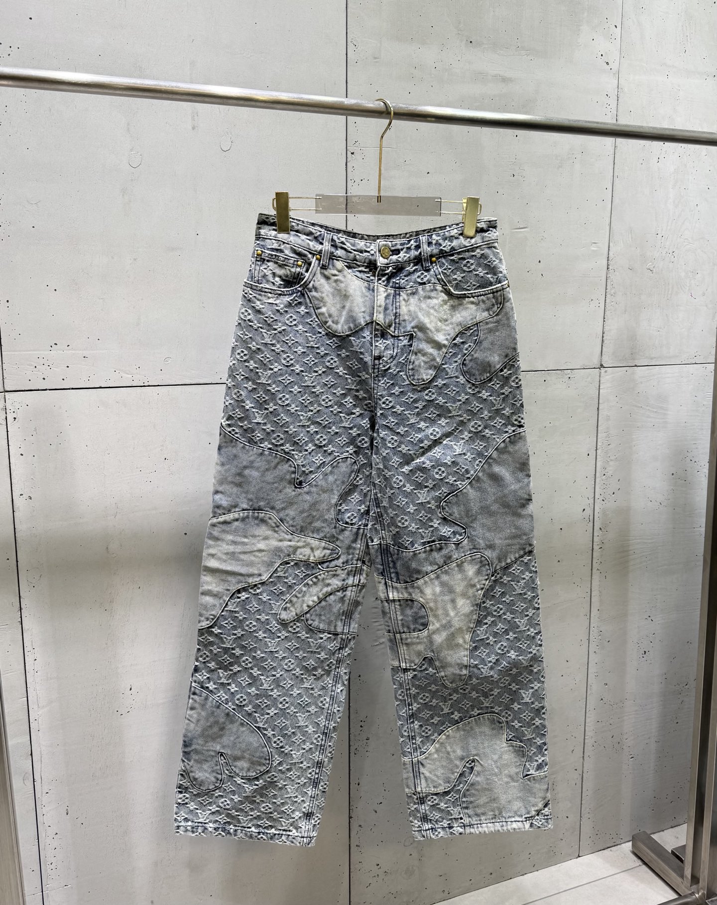 P360 1v路易 Versión de alta calidad, vaqueros de corte recto con mosaico y estampado monogram completo. Tejido denim pesa…