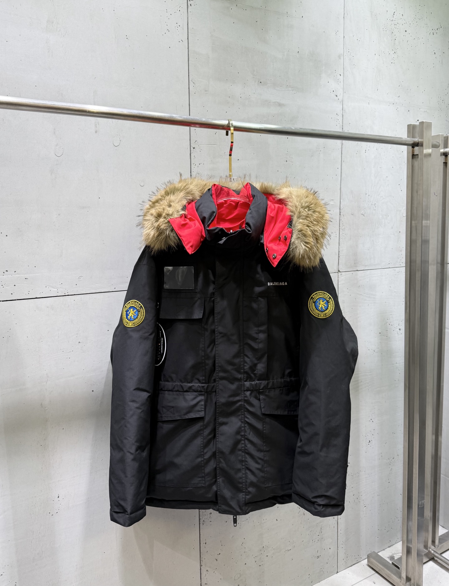 P530 Balenciaga chaqueta de plumón de trabajo reversible con insignia bordada y cuello de piel de zorro, reversible, pi…