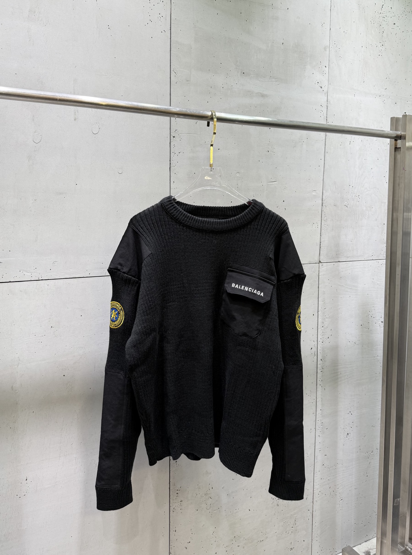 P220 Balenciaga edición colaboración Manchester United, suéter de cuello redondo de otoño/invierno con insignias bordad…