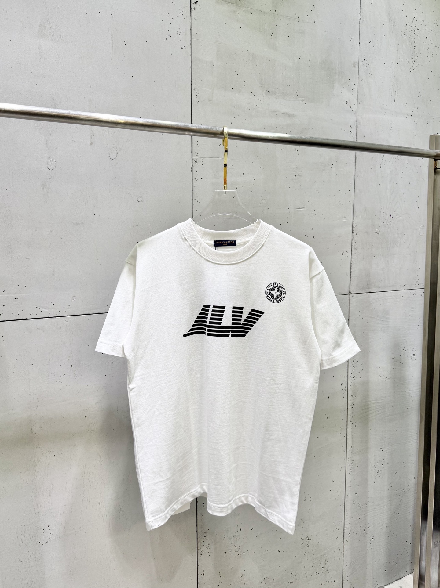 P105 1v Louis 2026 La última camiseta de manga corta de primavera y verano con estampado de empalme de bordado de letra…