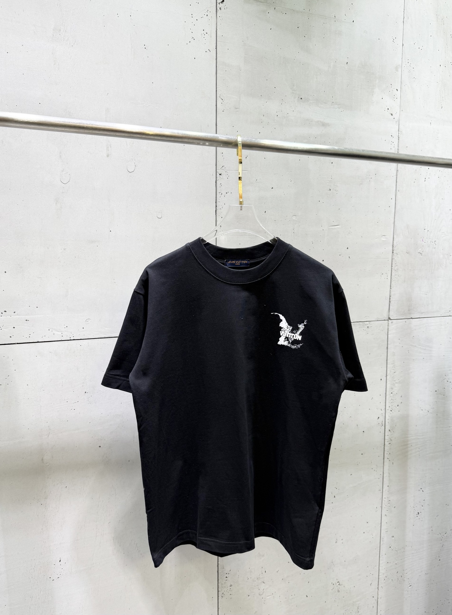 P105 1v Louis 2026 Primavera y verano, la última camiseta de manga corta con estampado de costuras con letras, tejido p…