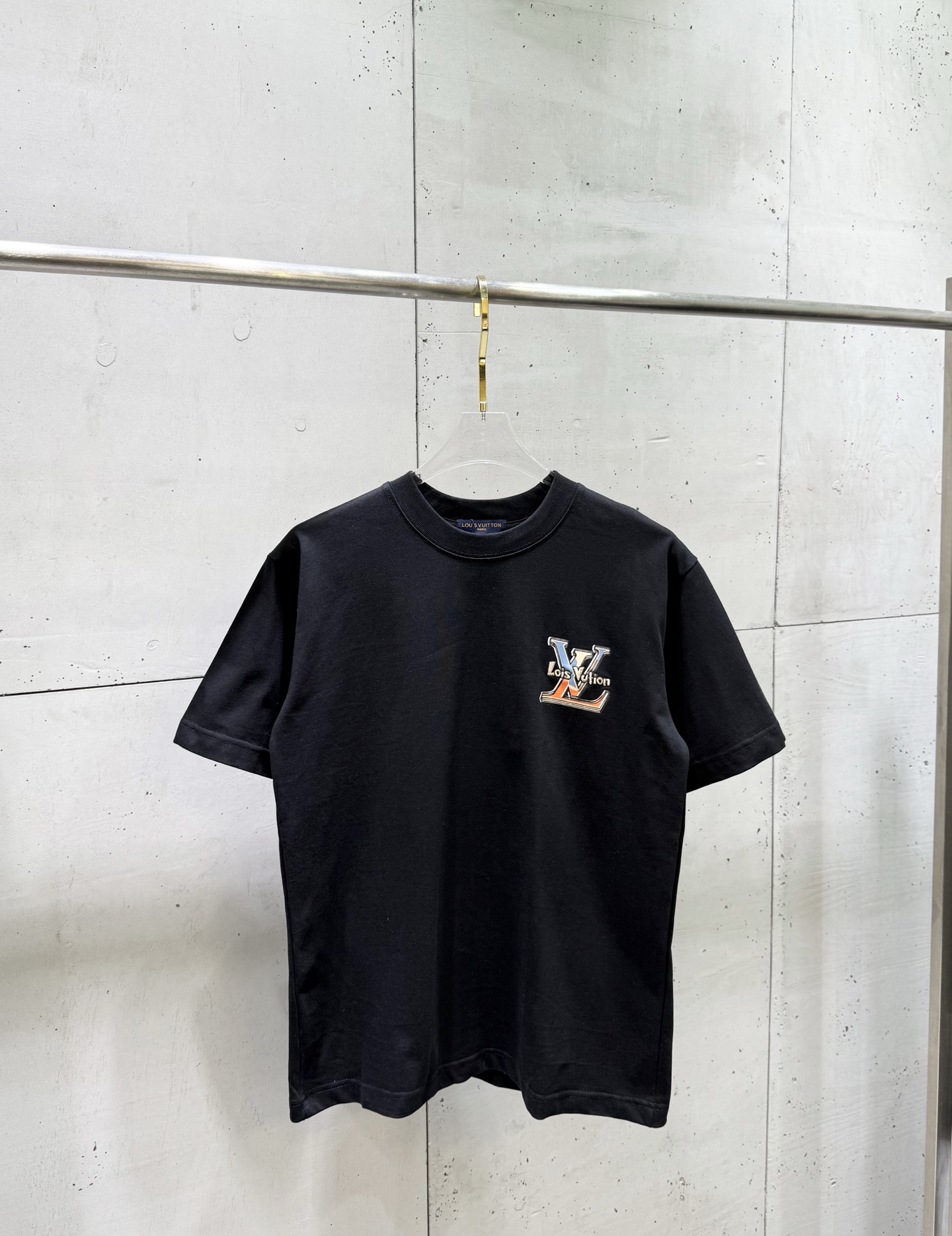 P105 1v Louis 2026 La última camiseta de manga corta de primavera y verano con estampado de letras coloridas y empalme …